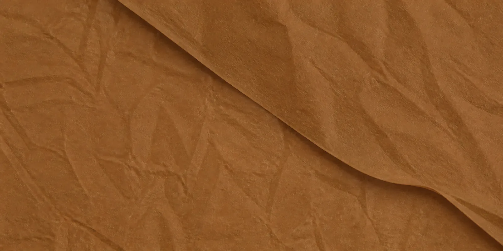 Textura del papel seda marrón café, con sus arrugas finas y sus pliegues