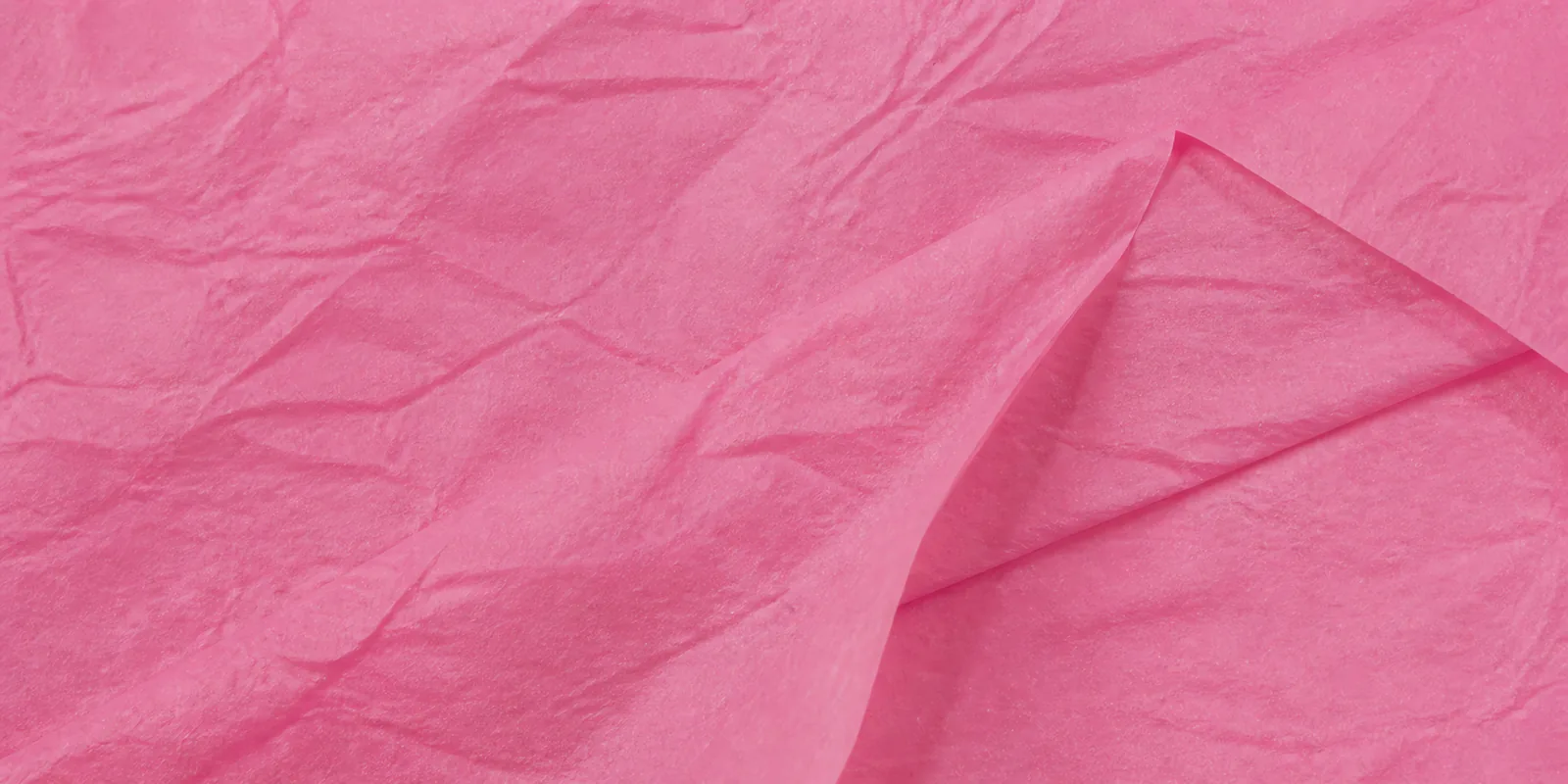 Textura del papel seda rosa chicle, con sus arrugas finas y sus pliegues