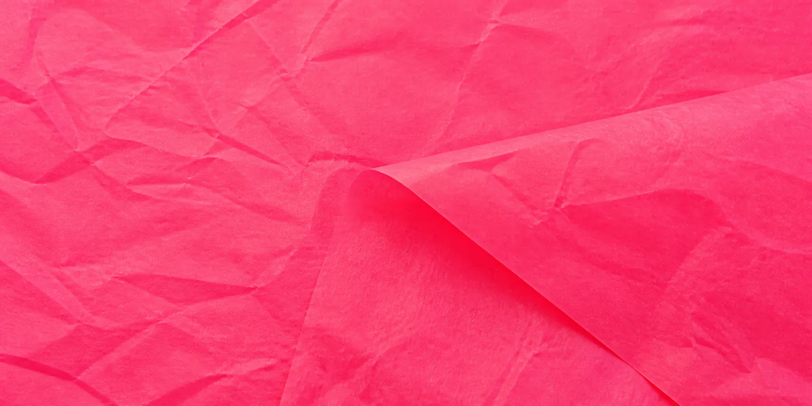 Textura del papel seda rosa fluor, con sus arrugas finas y sus pliegues