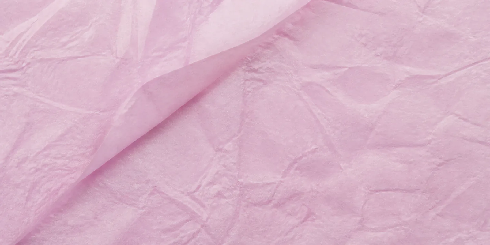 Textura del papel seda rosa pastel, con sus arrugas finas y sus pliegues
