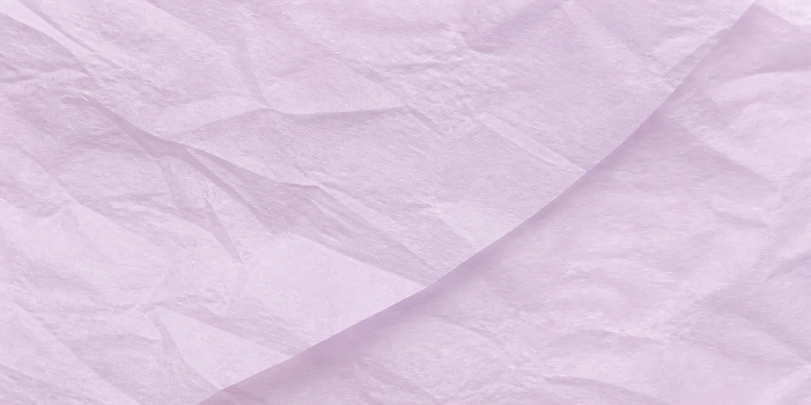 Textura del papel seda rosa perlado, con sus arrugas finas y sus pliegues