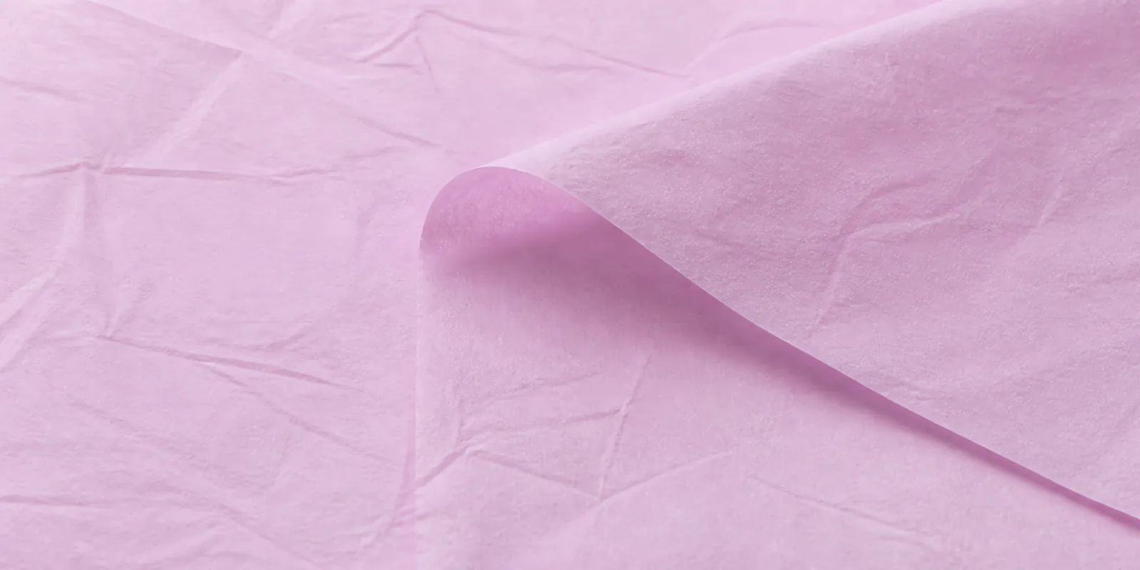 Textura del papel seda rosa, con sus arrugas finas y sus pliegues