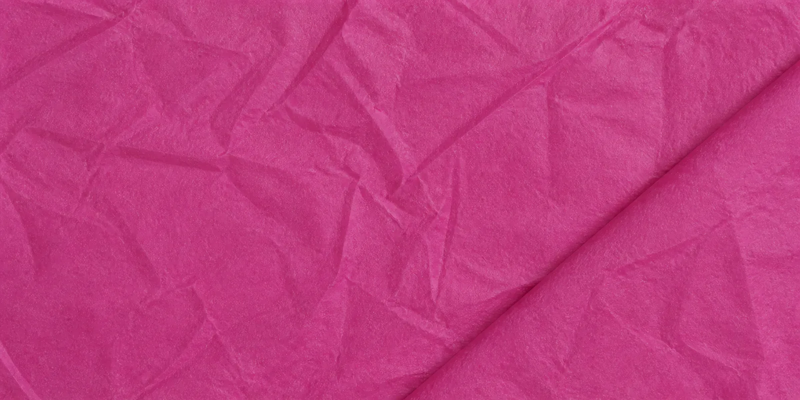 Textura del papel seda violeta rosáceo, con sus arrugas finas y sus pliegues