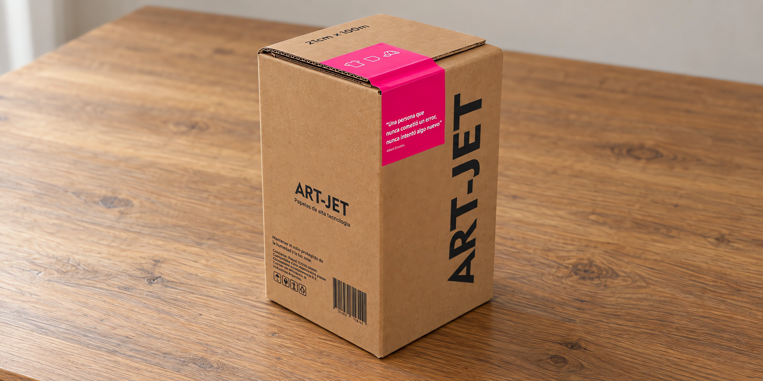 Caja de papel en rollo para sublimar de 21 cm × 100 m, sobre la mesa de trabajo