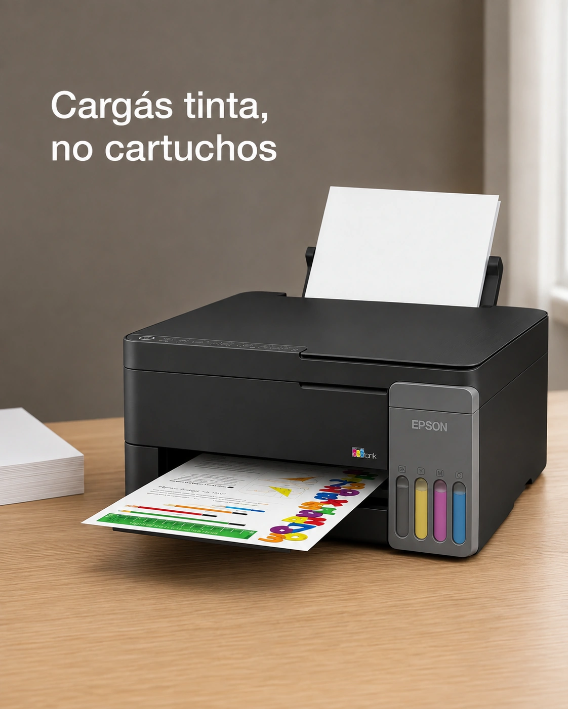 Impresora Epson EcoTank L3310 sobre un escritorio de roble claro, encuadre vertical.
