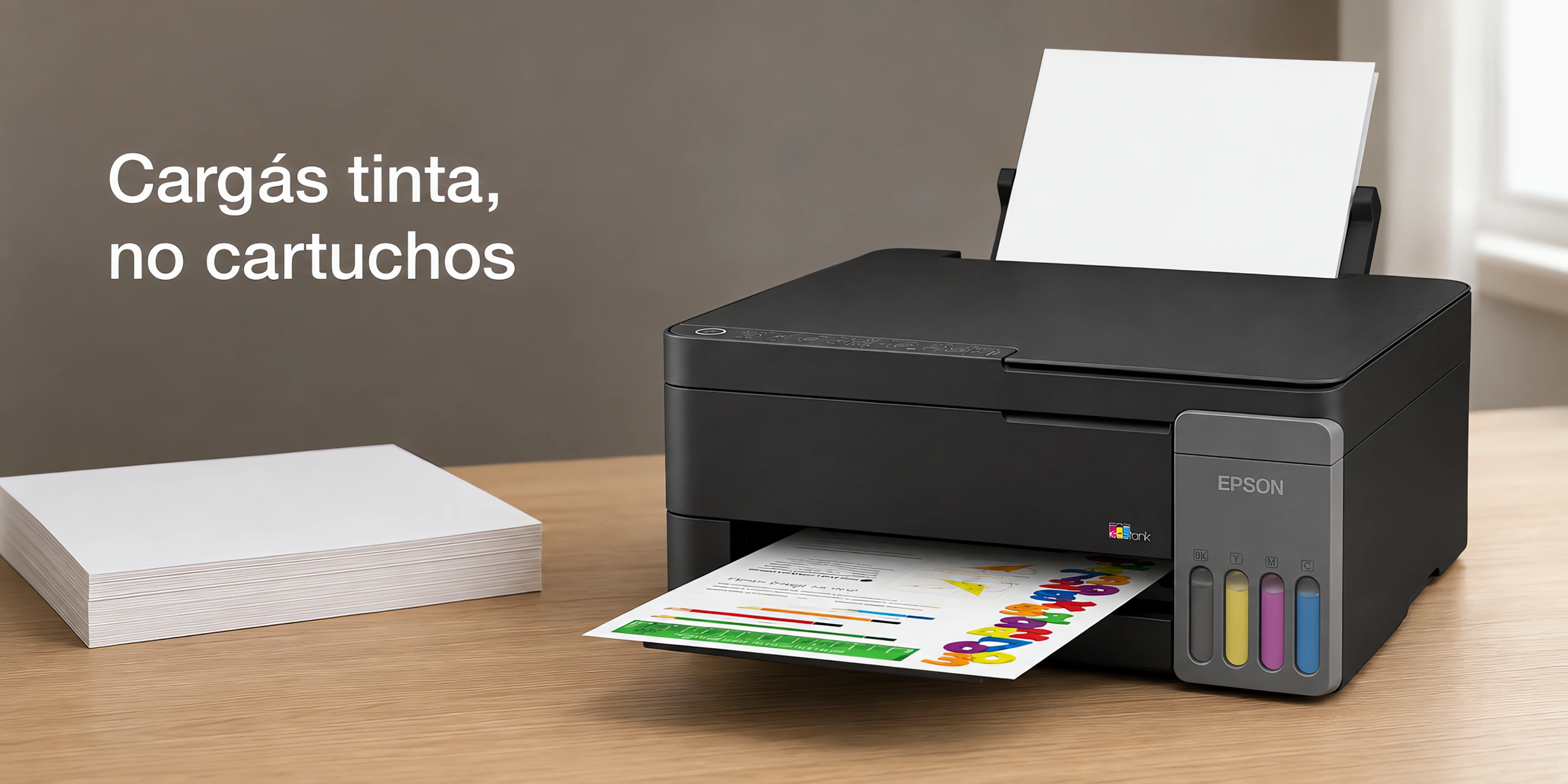Impresora Epson EcoTank L3310 sobre un escritorio de roble claro en una oficina luminosa.