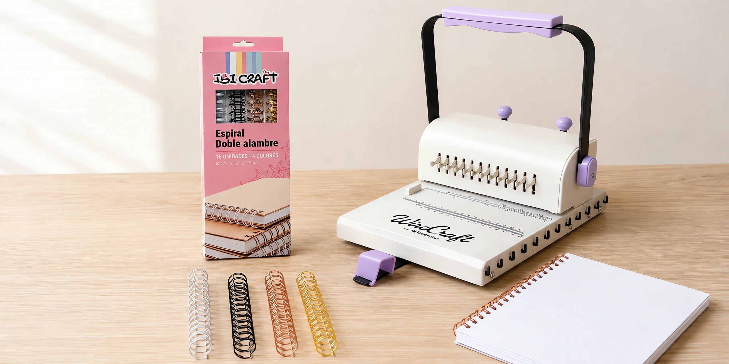 Caja de diez anillos de alambre doble de 12 mm en colores básicos, con cuatro anillos delante y la anilladora detrás