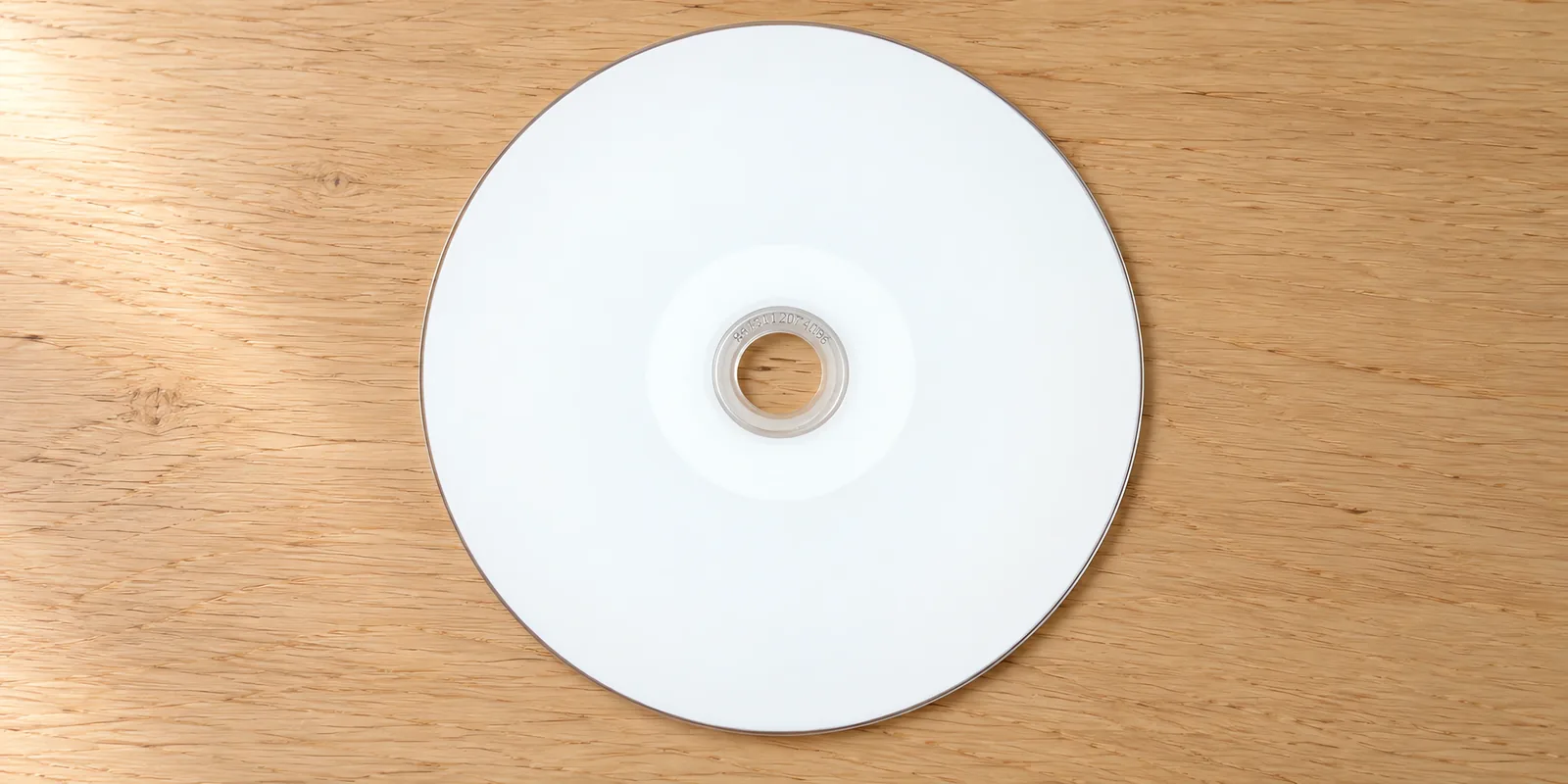 Disco imprimible de cara blanca sobre la mesa