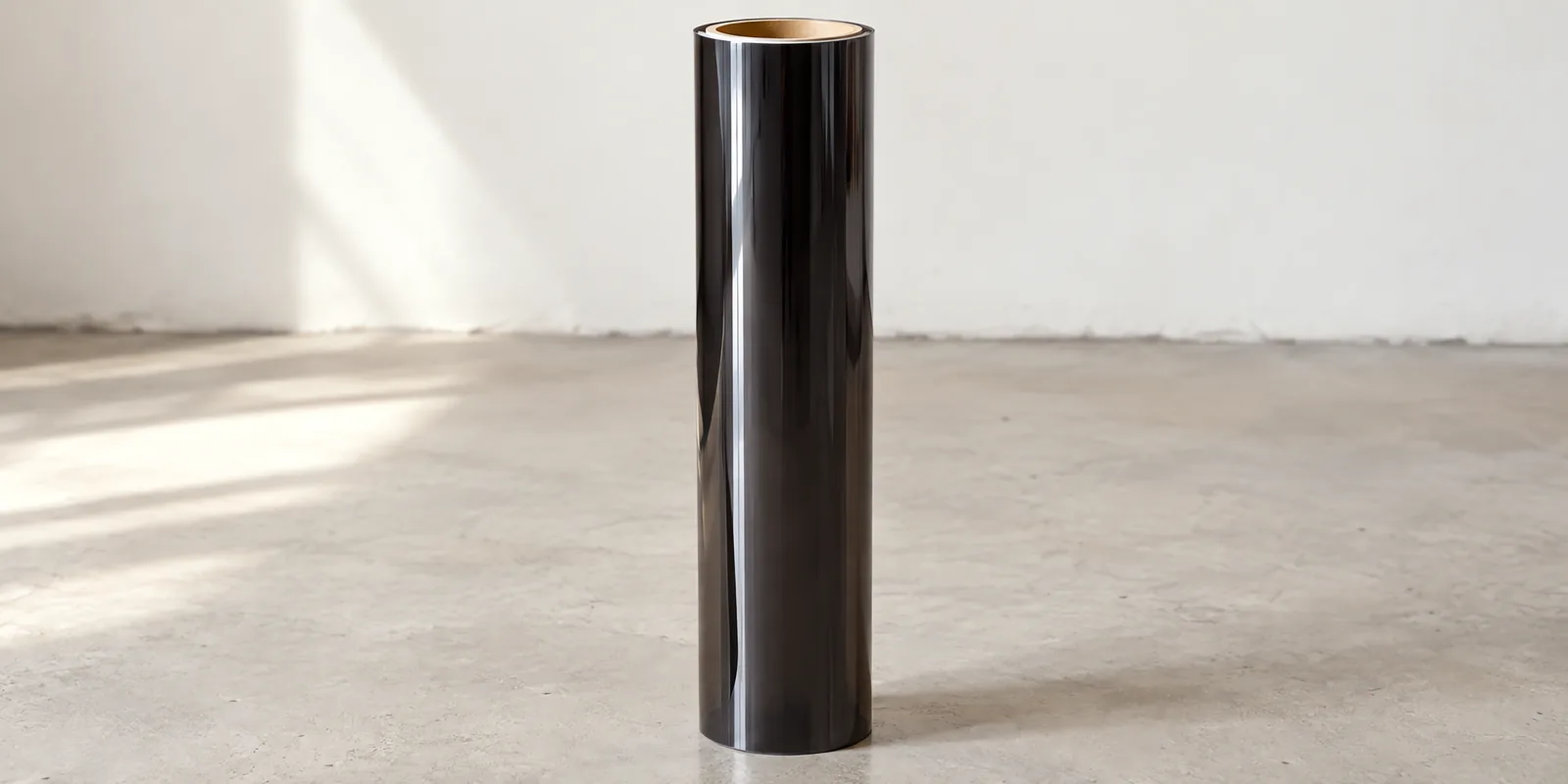 Rollo de vinilo polarizado medio, parado en el taller