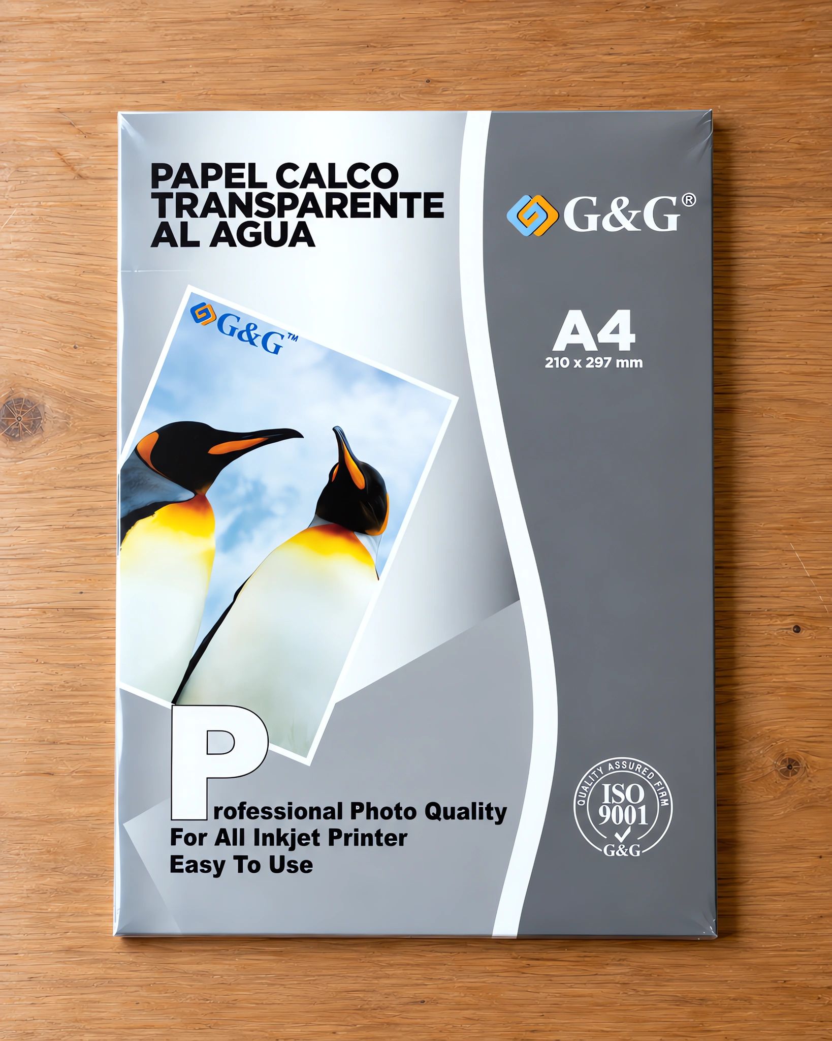 Sobre de papel calco transparente al agua A4, sobre la mesa de trabajo