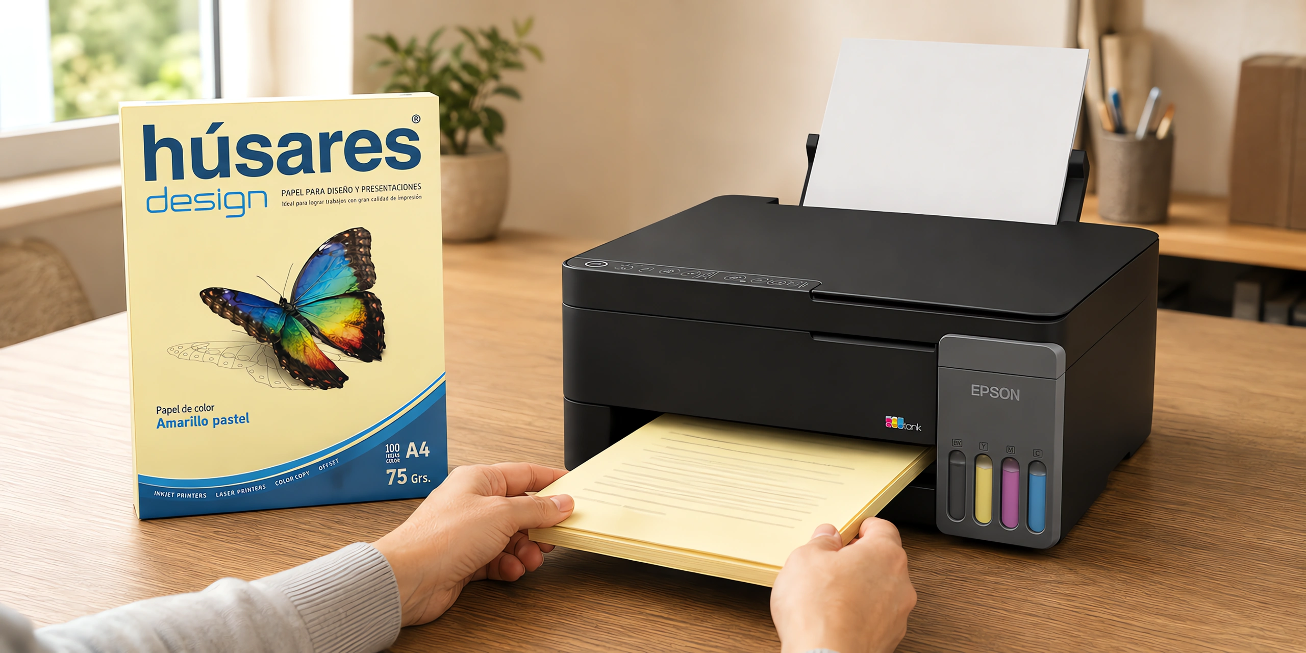 Una impresora con una pila de hojas celestes impresas junto al paquete de papel de color