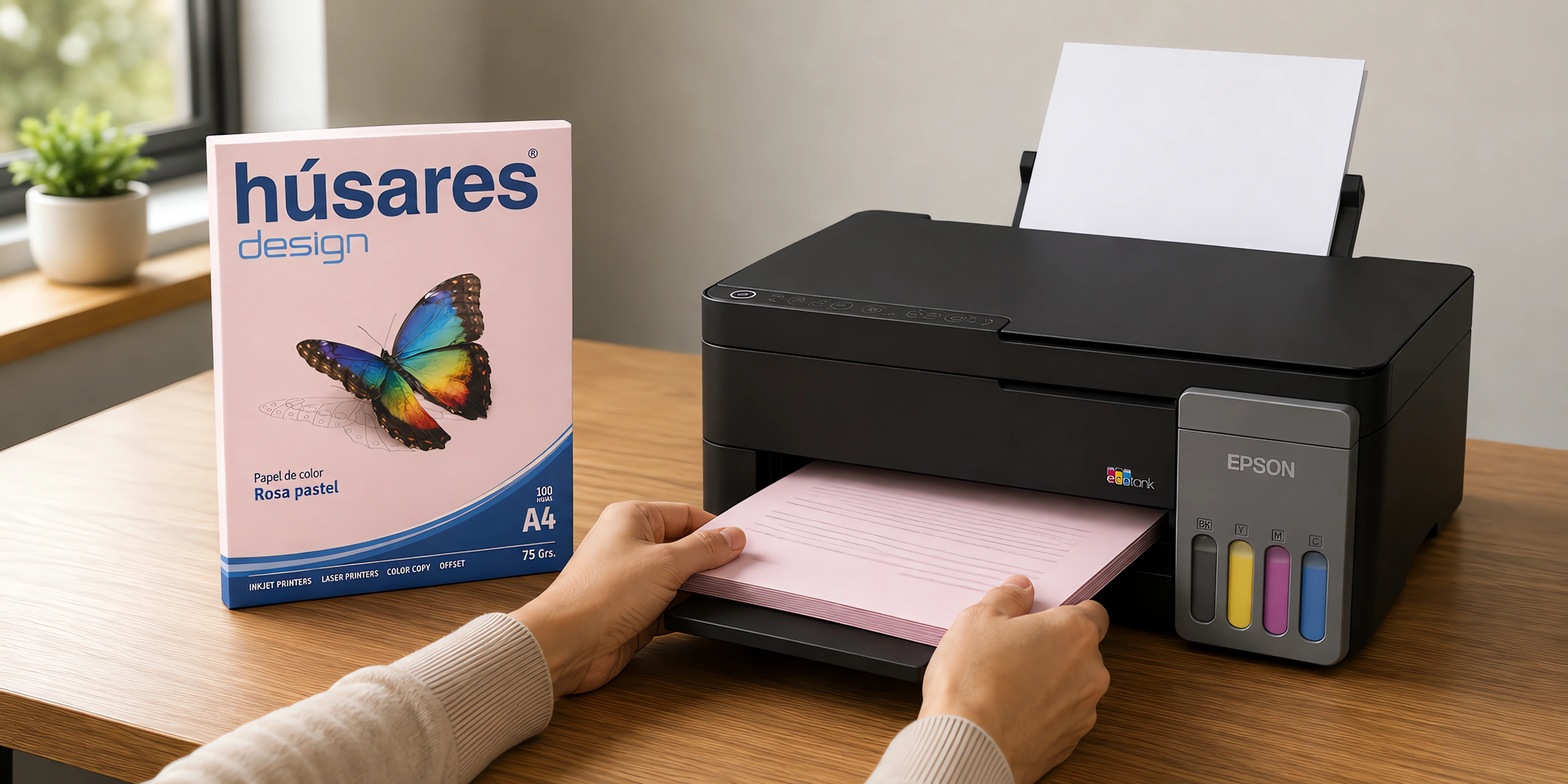 Una impresora con una pila de hojas celestes impresas junto al paquete de papel de color