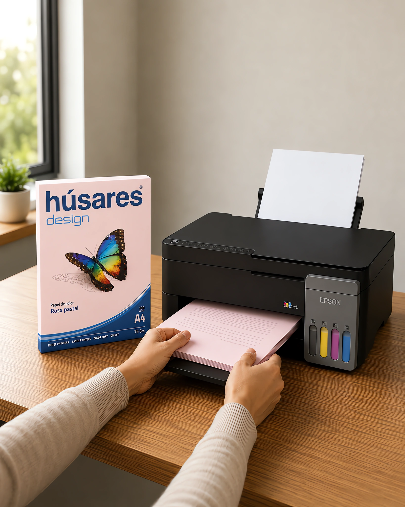 Una impresora con una pila de hojas celestes impresas junto al paquete de papel de color