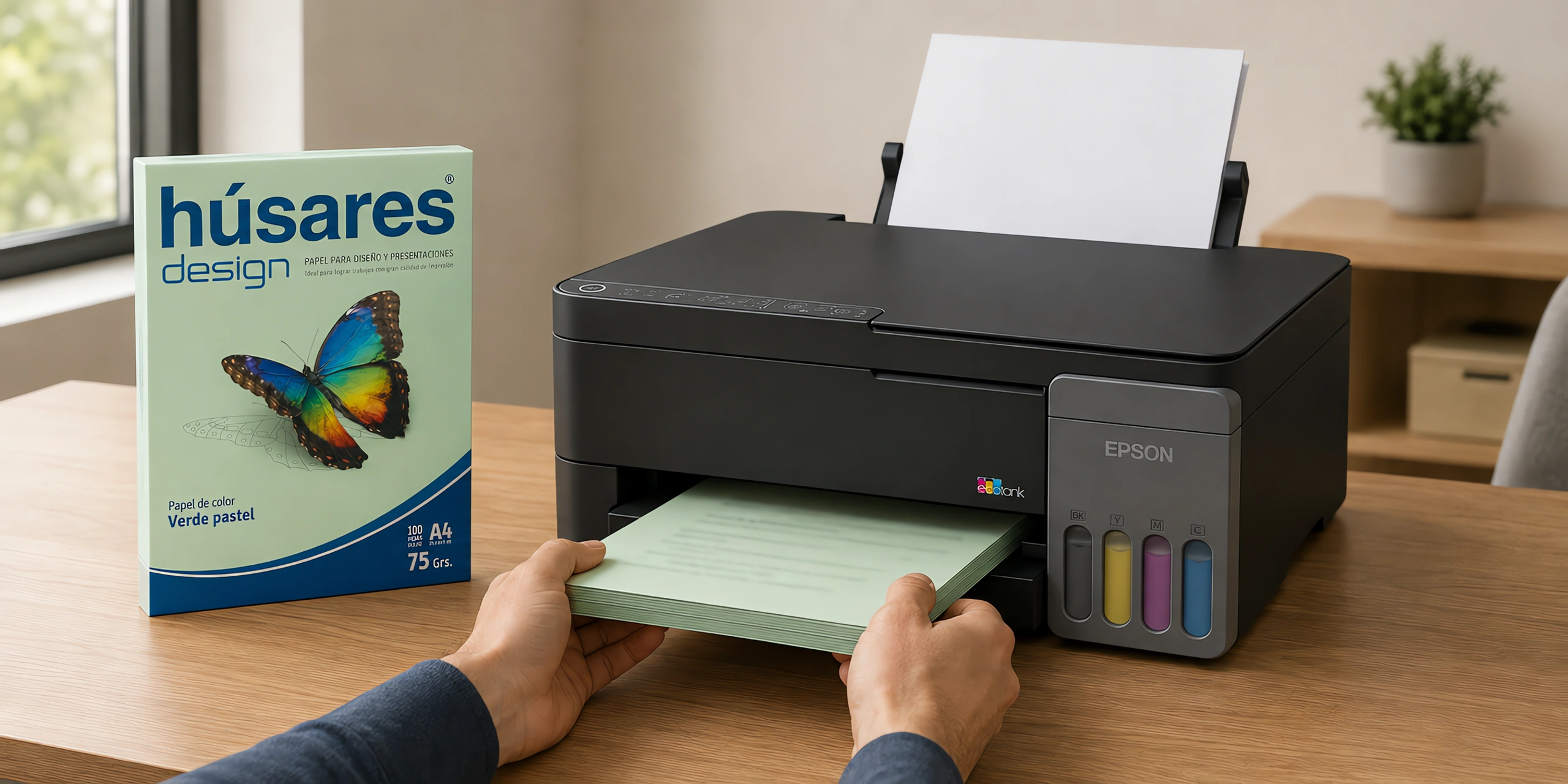 Una impresora con una pila de hojas celestes impresas junto al paquete de papel de color