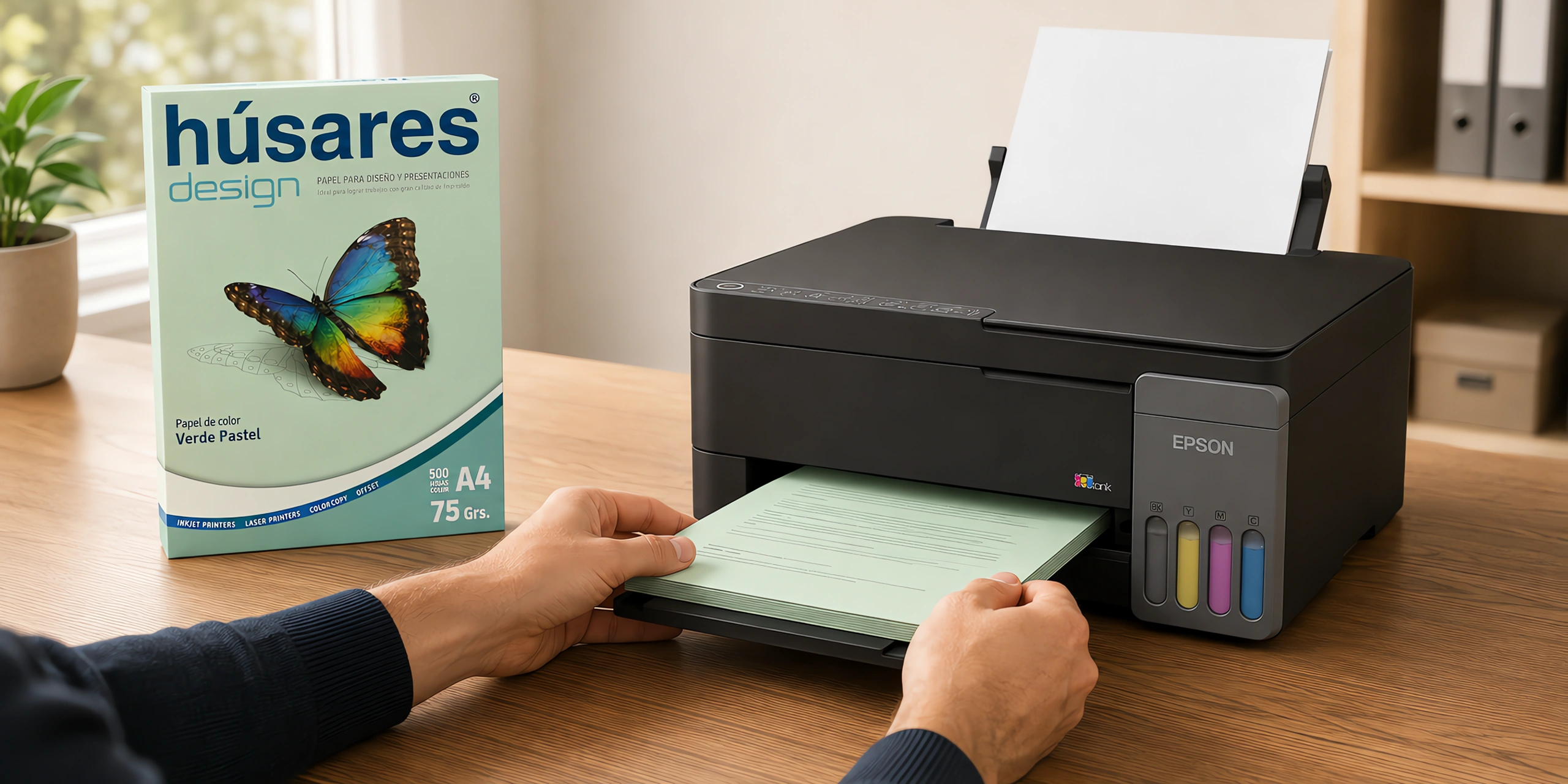 Una impresora con una pila de hojas celestes impresas junto al paquete de papel de color