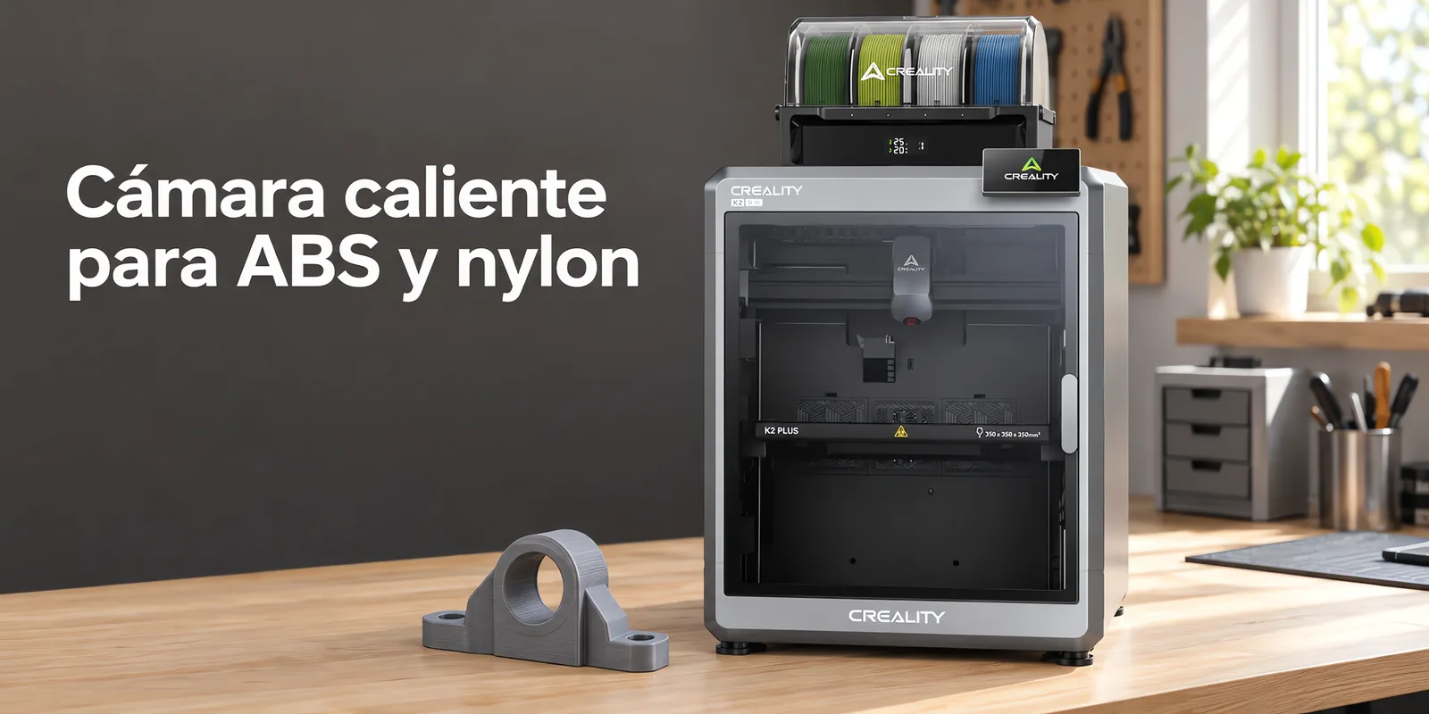 Impresora 3D cerrada con alimentador de cuatro carretes arriba, sobre un escritorio de roble claro.