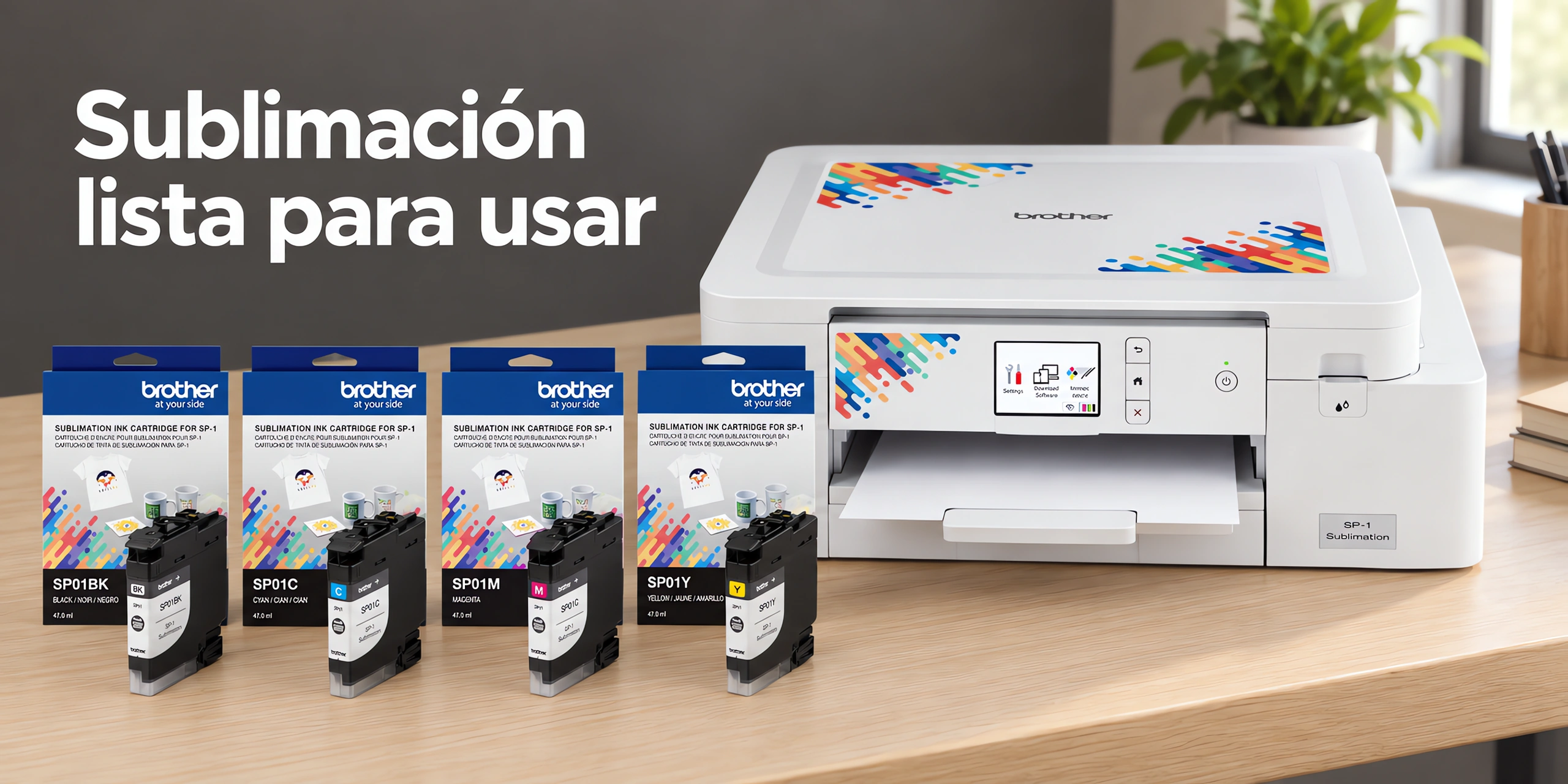 Impresora de sublimación A4 blanca sobre un escritorio de roble claro en una oficina luminosa.