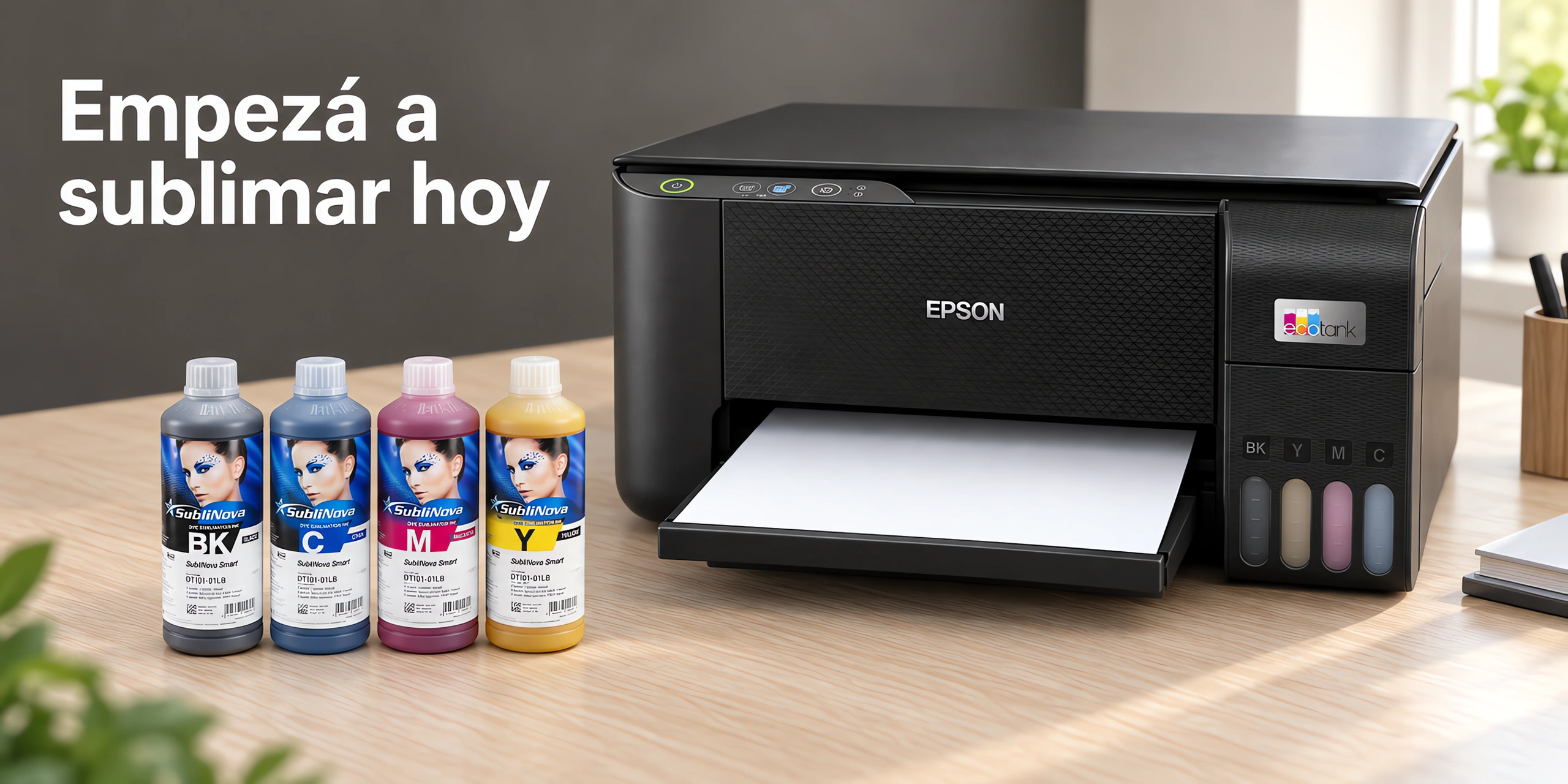 Impresora de sublimación A4 sobre un escritorio de roble claro en una oficina luminosa.