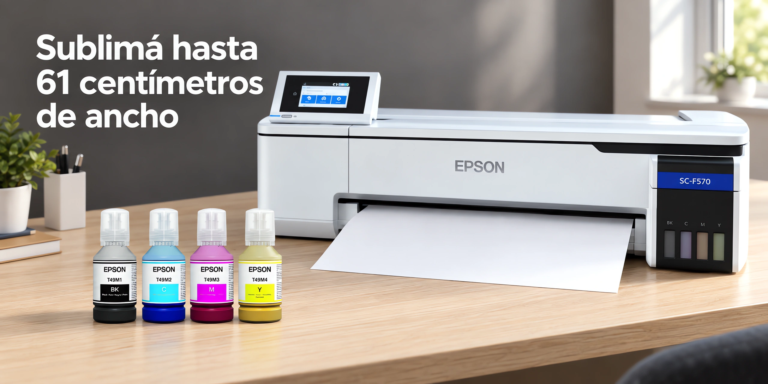 Plóter de sublimación de 24 pulgadas sobre un escritorio de roble claro en una oficina luminosa.
