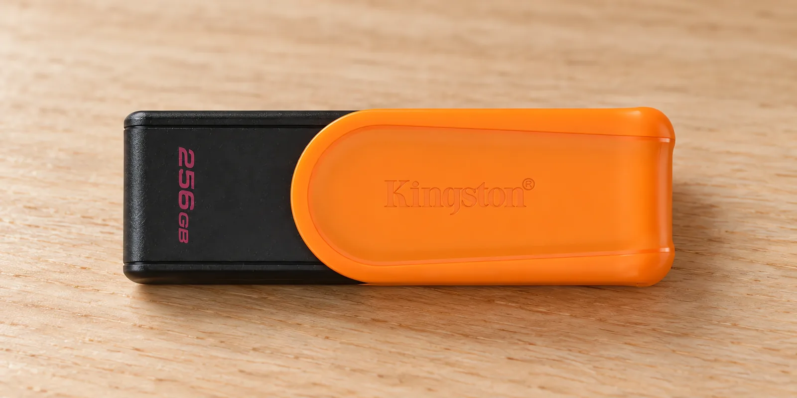 Pendrive Kingston Exodia S de 256 GB con la tapa naranja