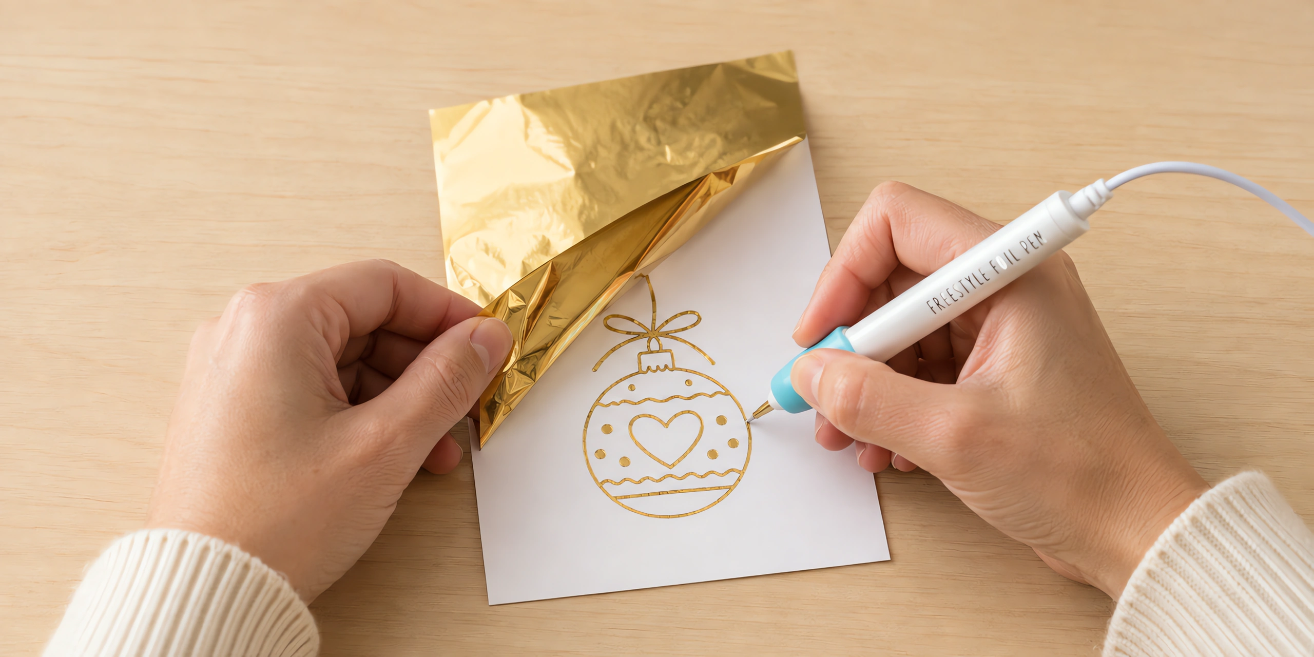 Manos escribiendo con el lápiz térmico sobre el foil