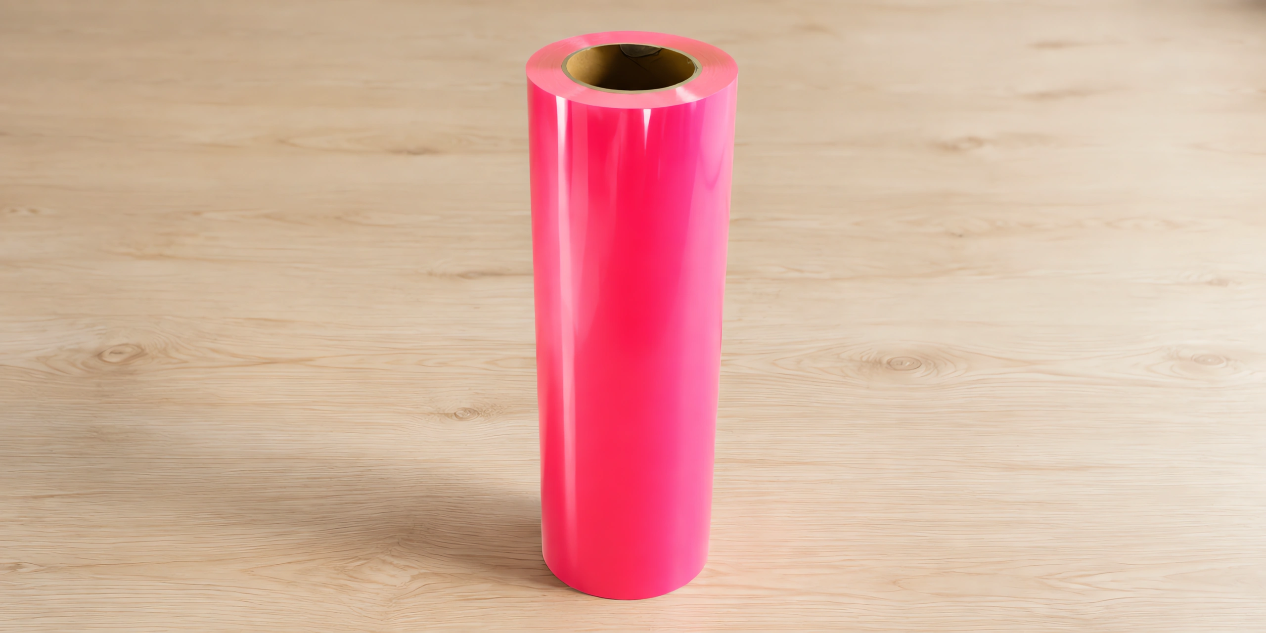 Vinilo termotransferible metalizado y fluo en rollo, sobre la mesa de trabajo