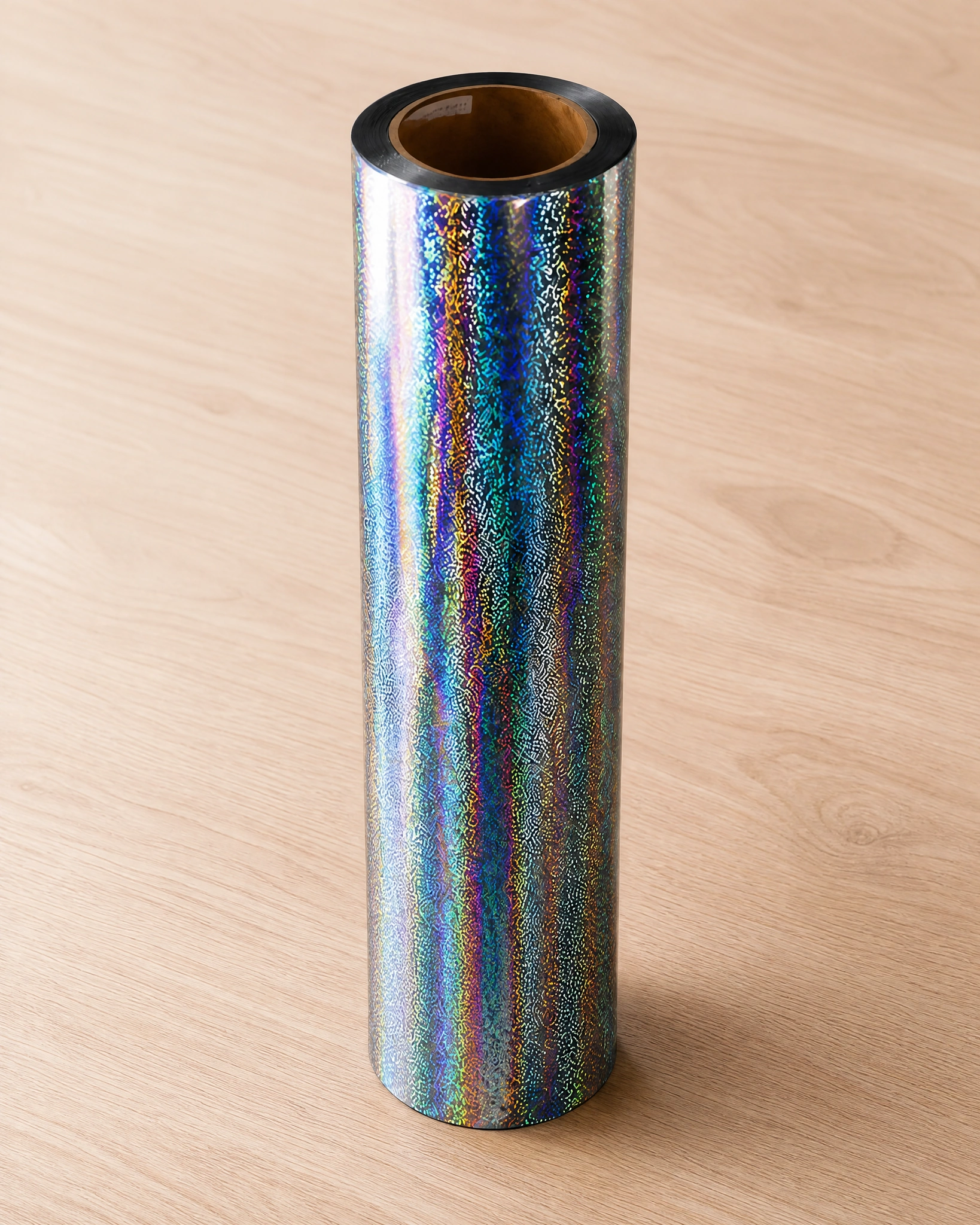 Vinilo termotransferible holográfico en rollo, sobre la mesa de trabajo
