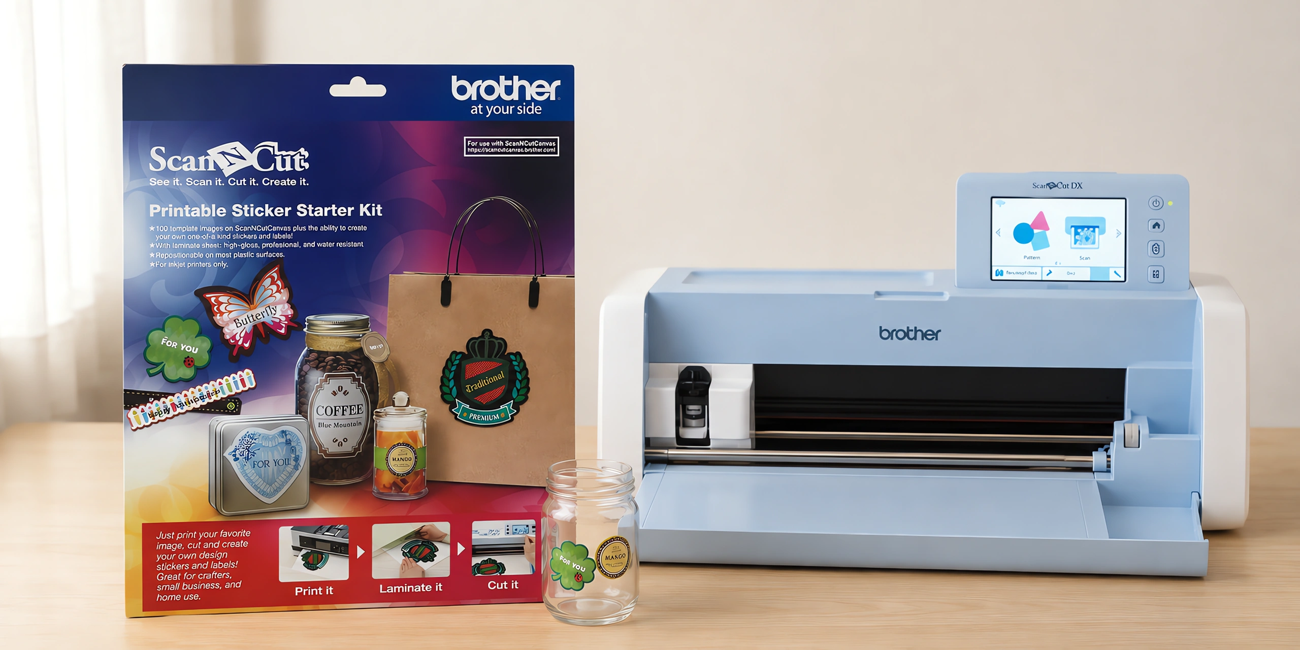 La caja del kit de stickers junto a la máquina de corte, con una plancha de stickers impresa en el tapete