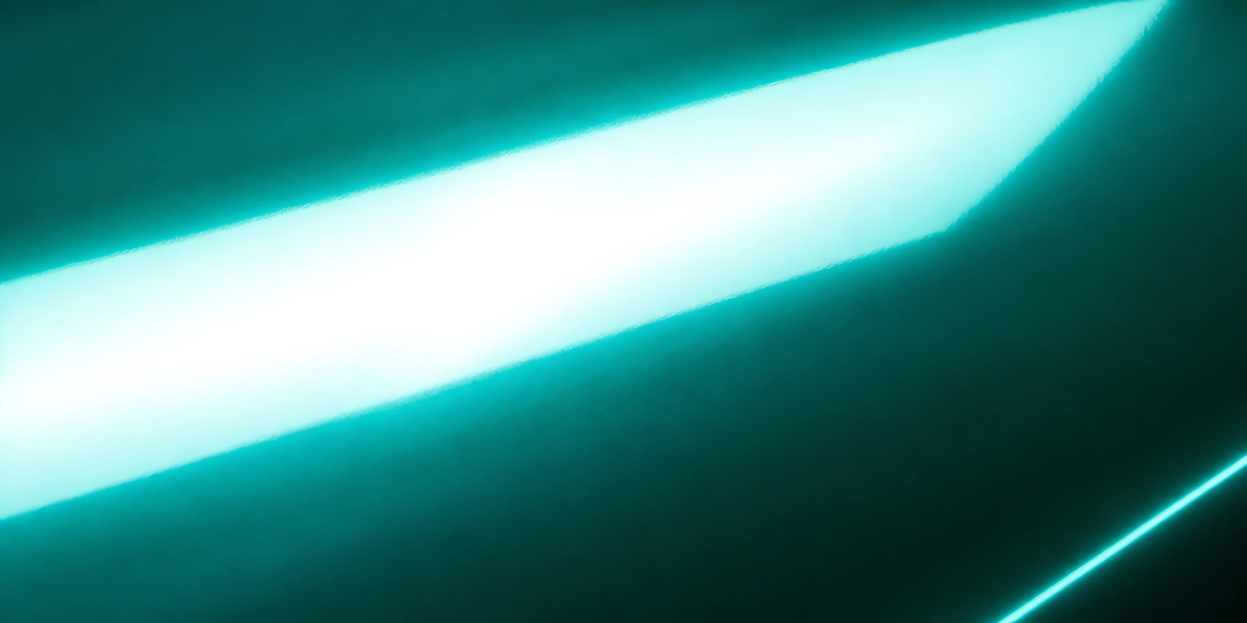 Superficie del papel metalizado Metalina, con el reflejo corriendo sobre la hoja, en el acabado aquamarine
