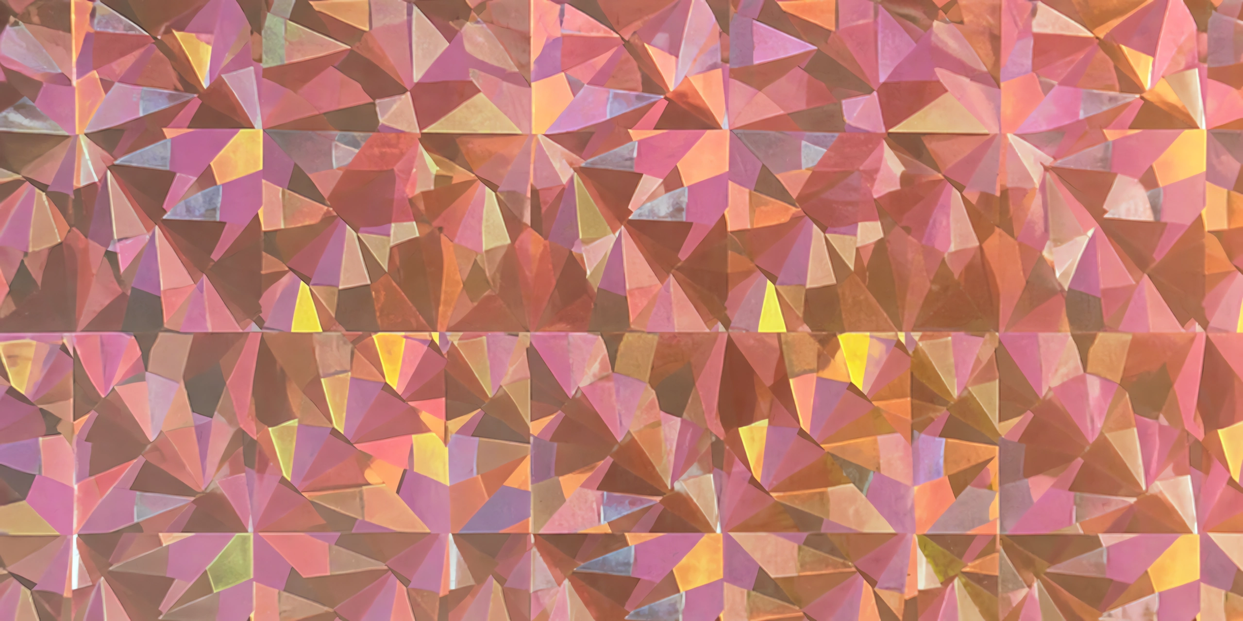 Superficie del papel metalizado Metalina, con el reflejo corriendo sobre la hoja, en el acabado diamante rosa