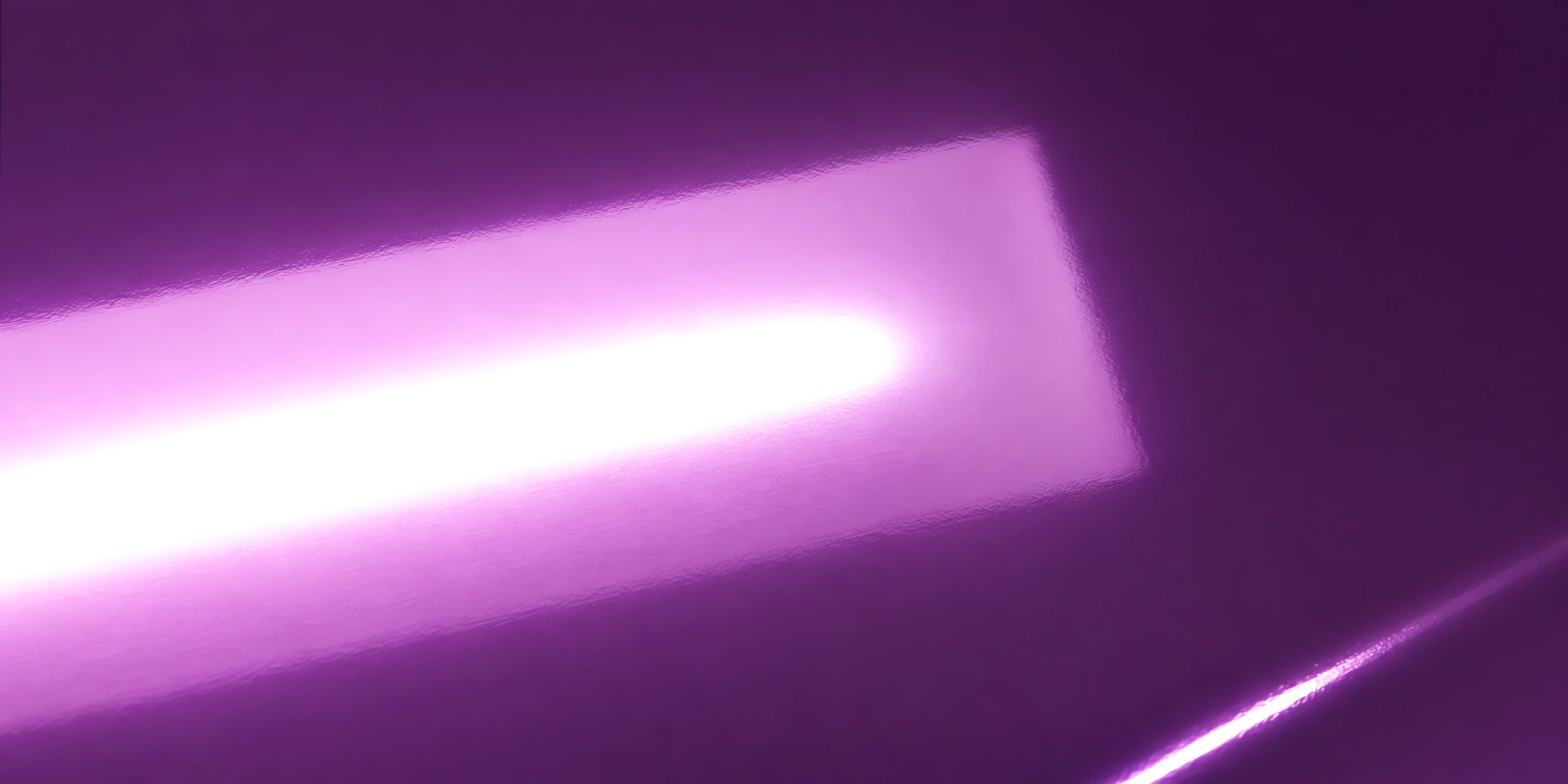 Superficie del papel metalizado Metalina, con el reflejo corriendo sobre la hoja, en el acabado morado brillante