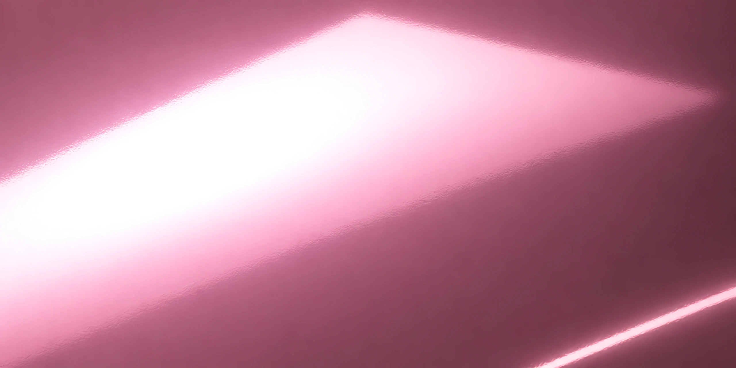 Superficie del papel metalizado Metalina, con el reflejo corriendo sobre la hoja, en el acabado rosa gold