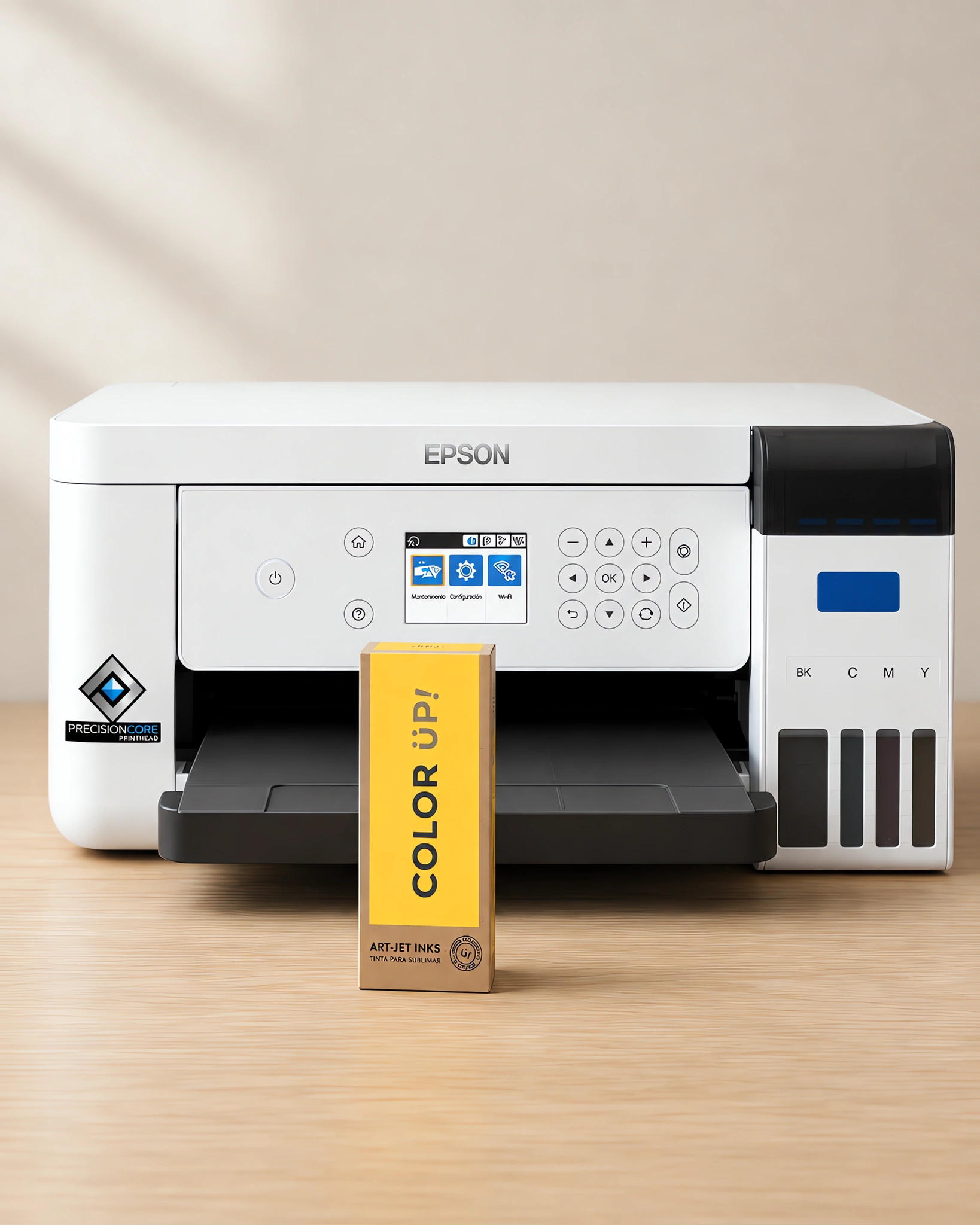 Tinta para sublimar, Epson serie F en su envase amarillo, sobre la mesa de trabajo, con la impresora que la usa detrás