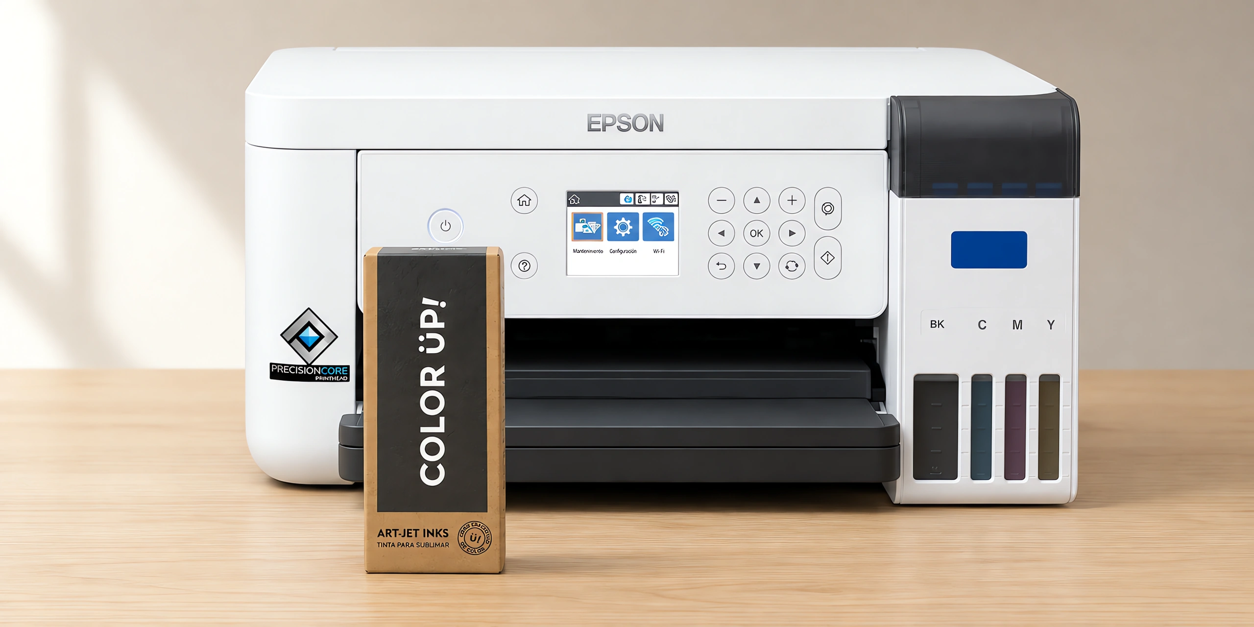 Tinta para sublimar, Epson serie F en su envase negro, sobre la mesa de trabajo, con la impresora que la usa detrás