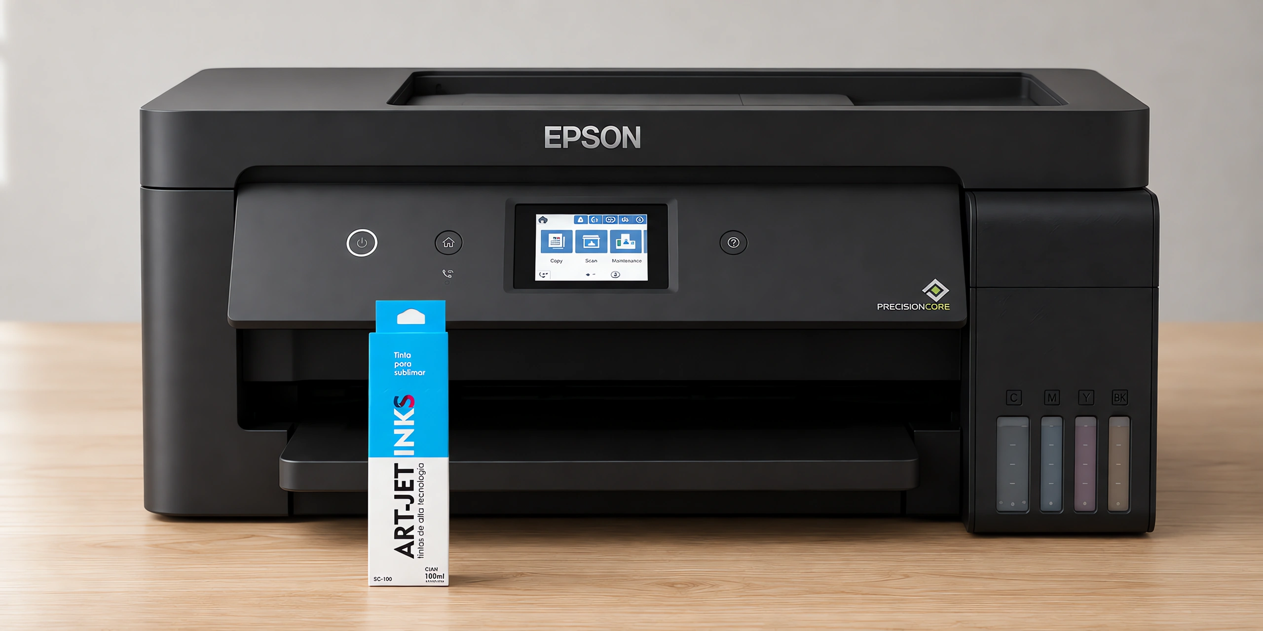 Envase de tinta para sublimar cyan sobre la mesa, con la impresora Epson A3 que la usa detrás