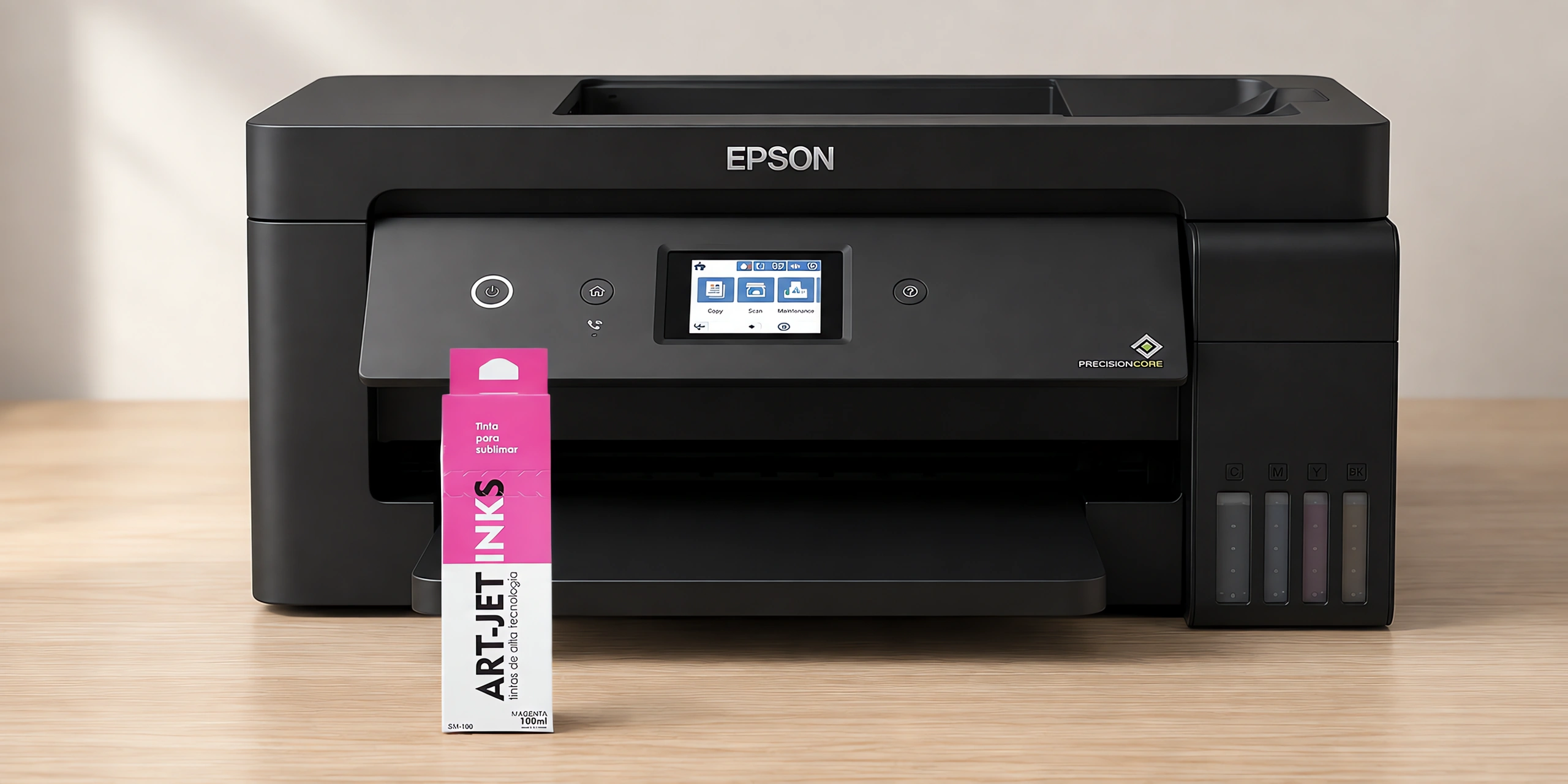 Envase de tinta para sublimar magenta sobre la mesa, con la impresora Epson A3 que la usa detrás