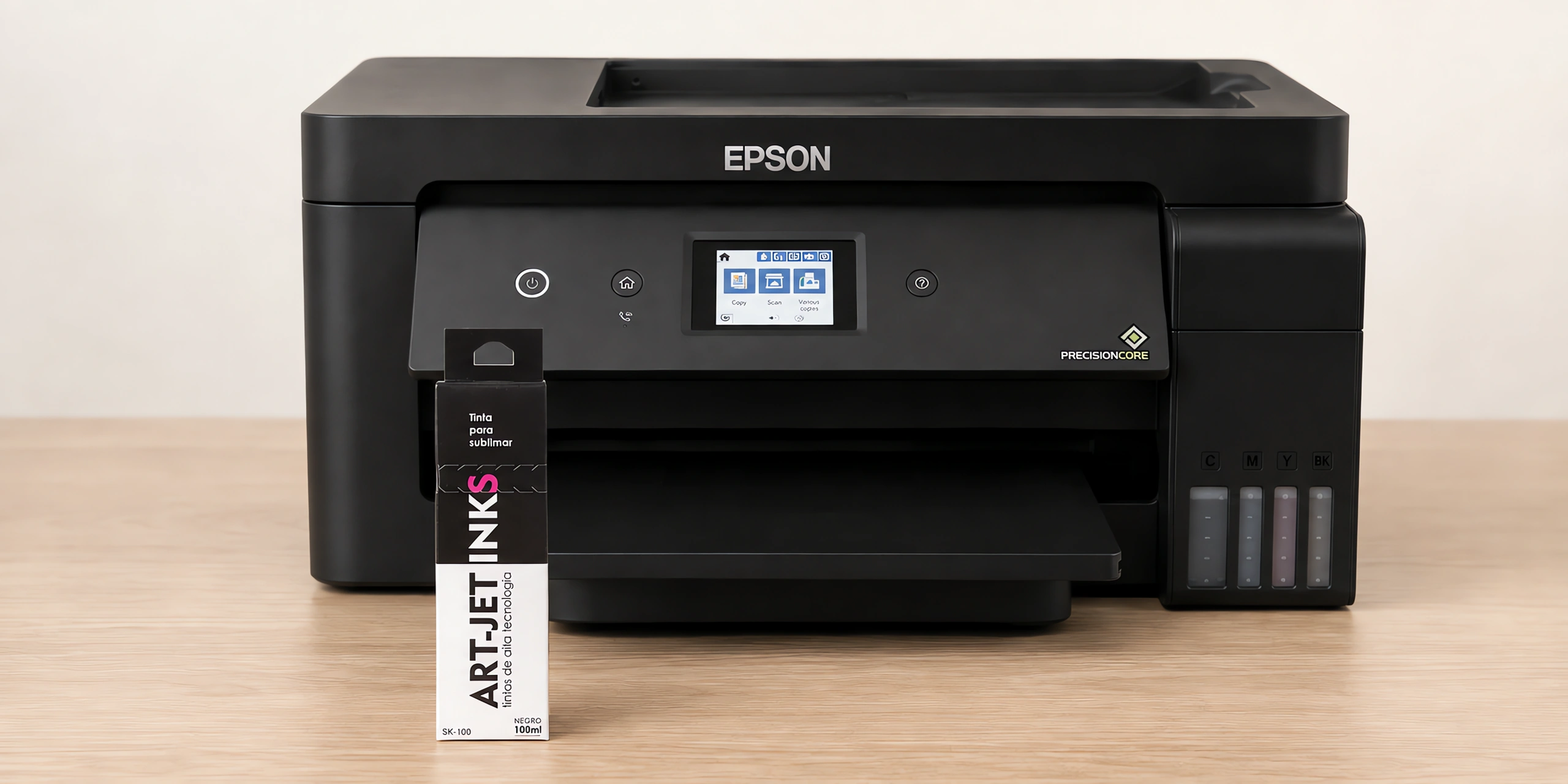 Envase de tinta para sublimar negro sobre la mesa, con la impresora Epson A3 que la usa detrás