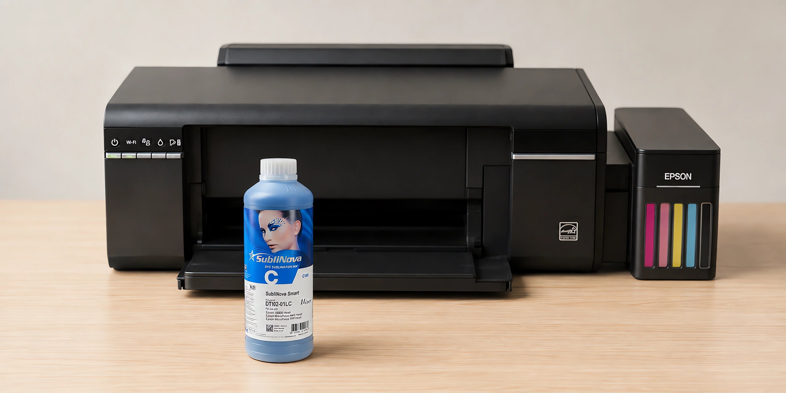 Tinta para sublimar Inktec, Epson serie L en su envase cyan, sobre la mesa de trabajo, con la impresora que la usa detrás
