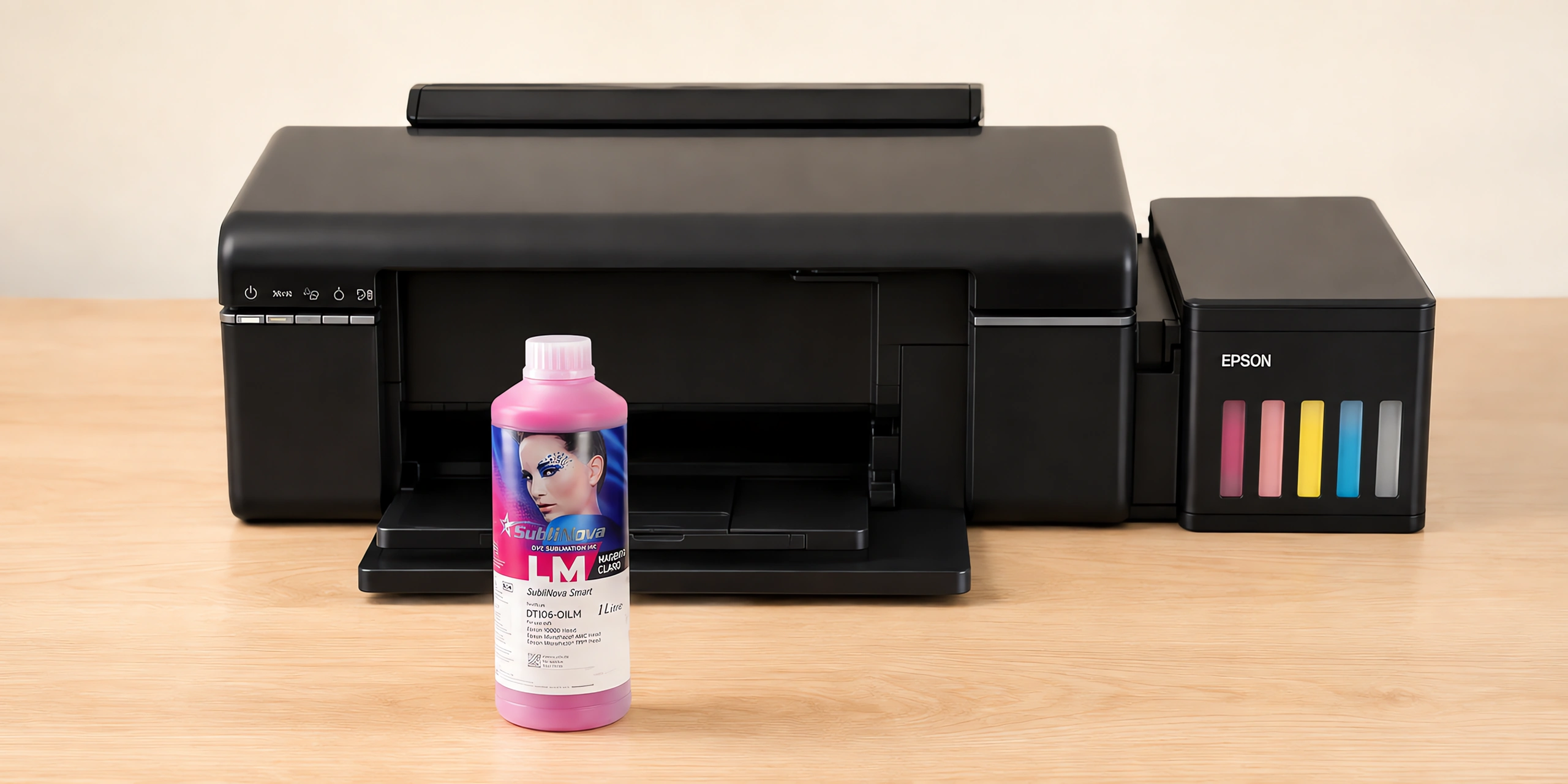 Tinta para sublimar Inktec, Epson serie L en su envase magenta claro, sobre la mesa de trabajo, con la impresora que la usa detrás