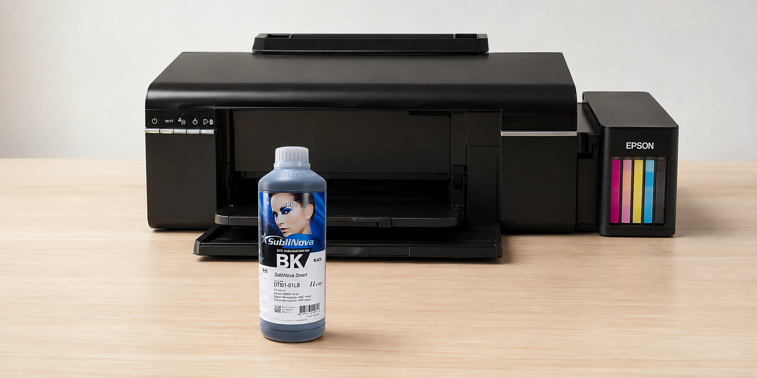 Tinta para sublimar Inktec, Epson serie L en su envase negro, sobre la mesa de trabajo, con la impresora que la usa detrás