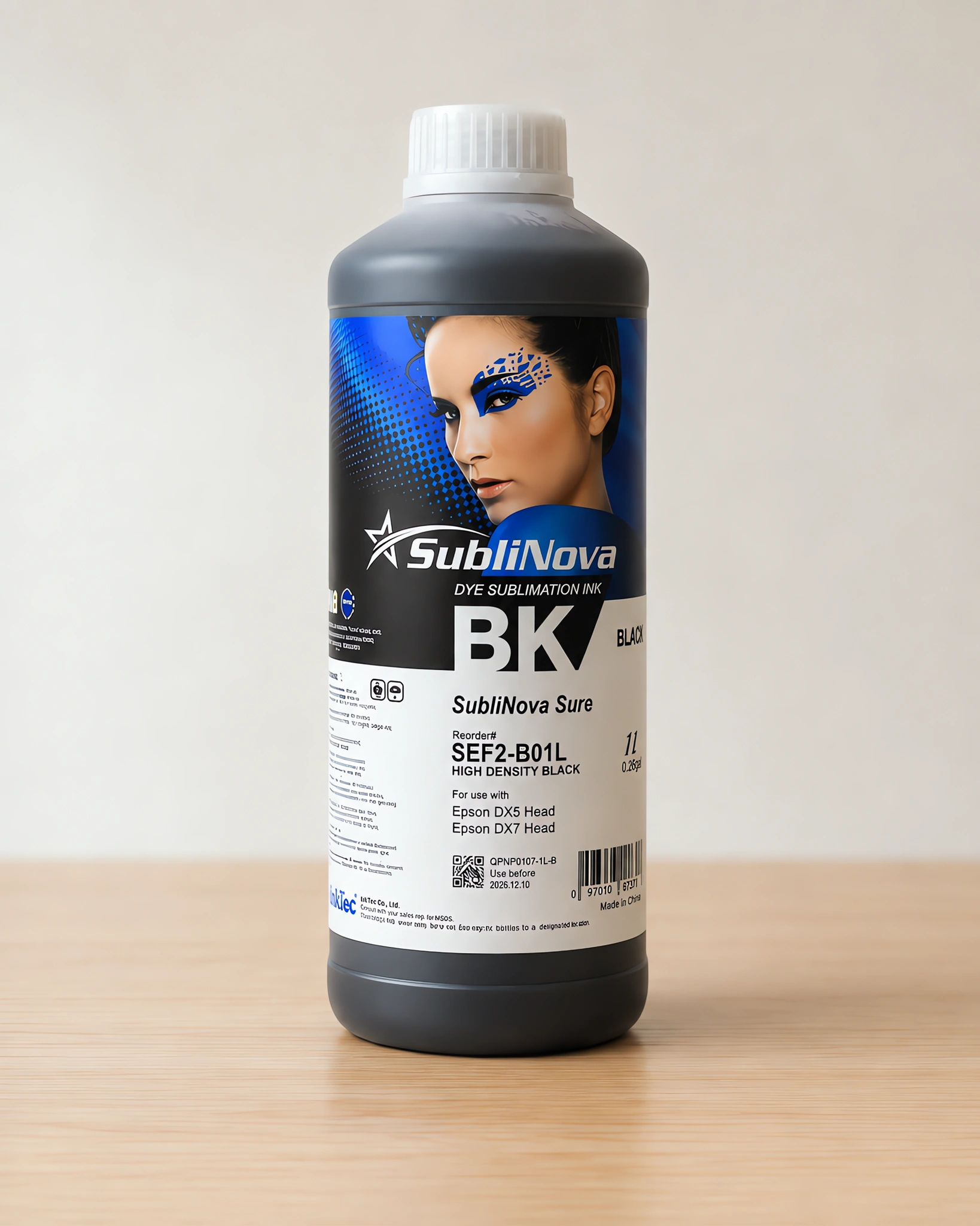 Tinta para sublimar de gran formato en su envase negro hd bk, sobre la mesa de trabajo