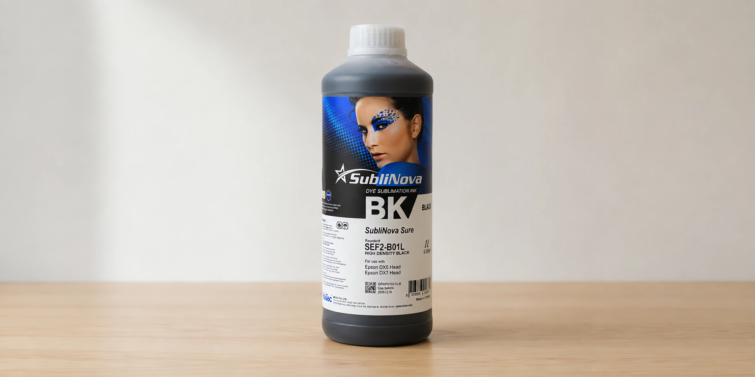 Tinta para sublimar de gran formato en su envase negro hd bk, sobre la mesa de trabajo