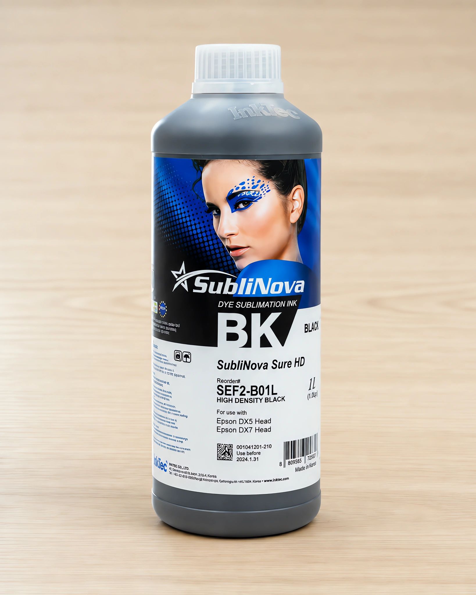 Tinta para sublimar de gran formato en su envase negro hd black, sobre la mesa de trabajo