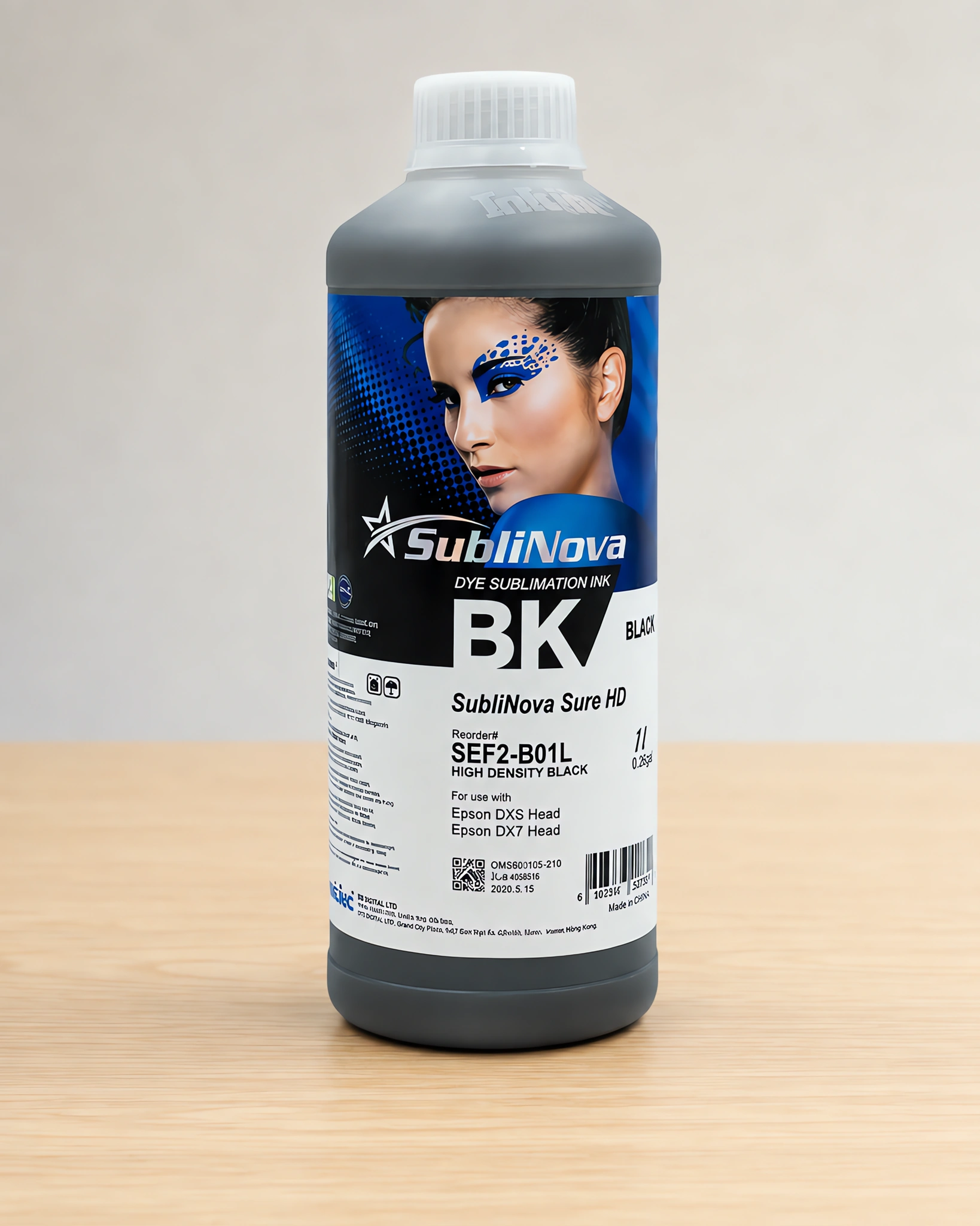 Tinta para sublimar de gran formato en su envase negro hdk, sobre la mesa de trabajo