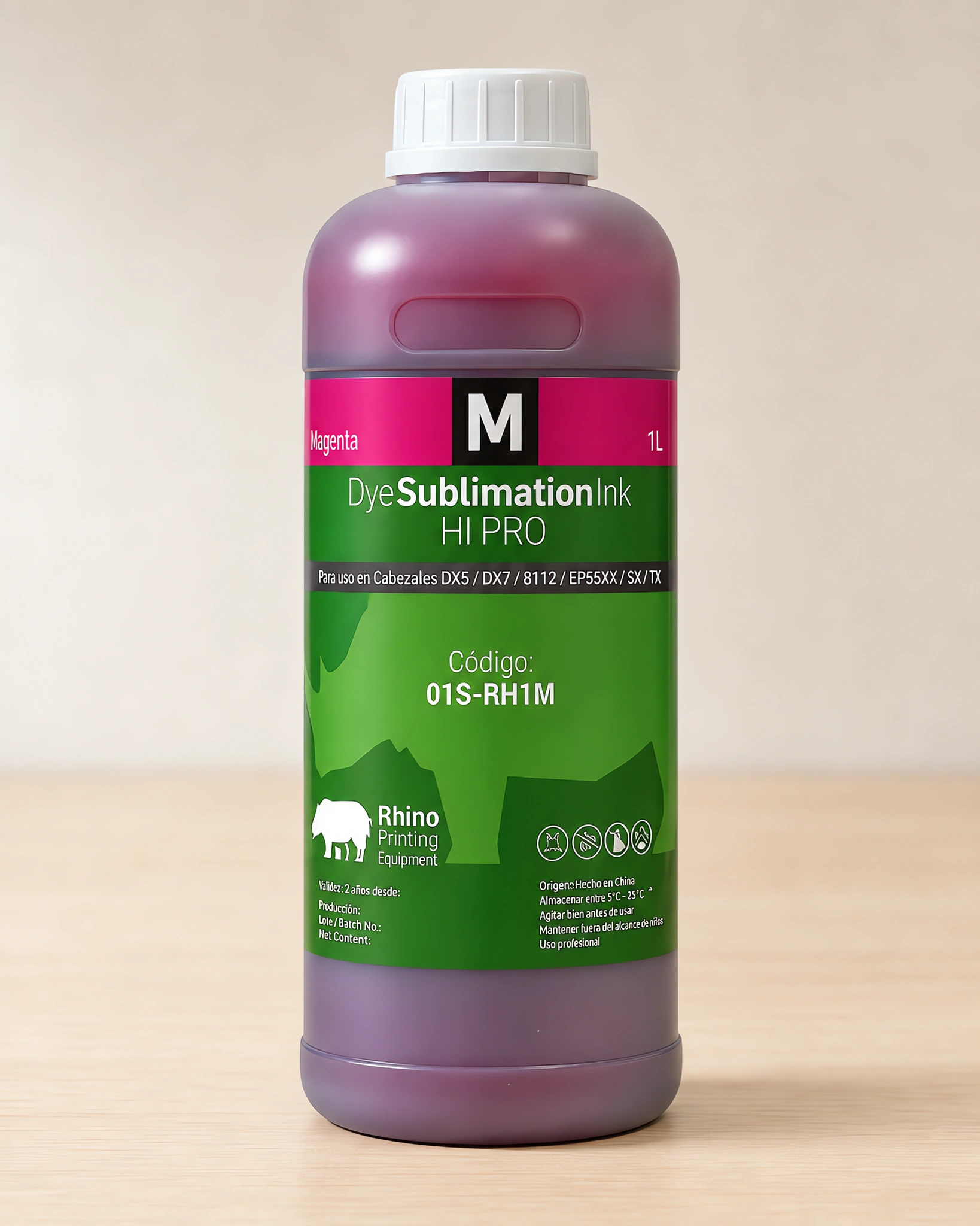 Tinta para sublimar de gran formato, línea Rhino en su envase magenta, sobre la mesa de trabajo