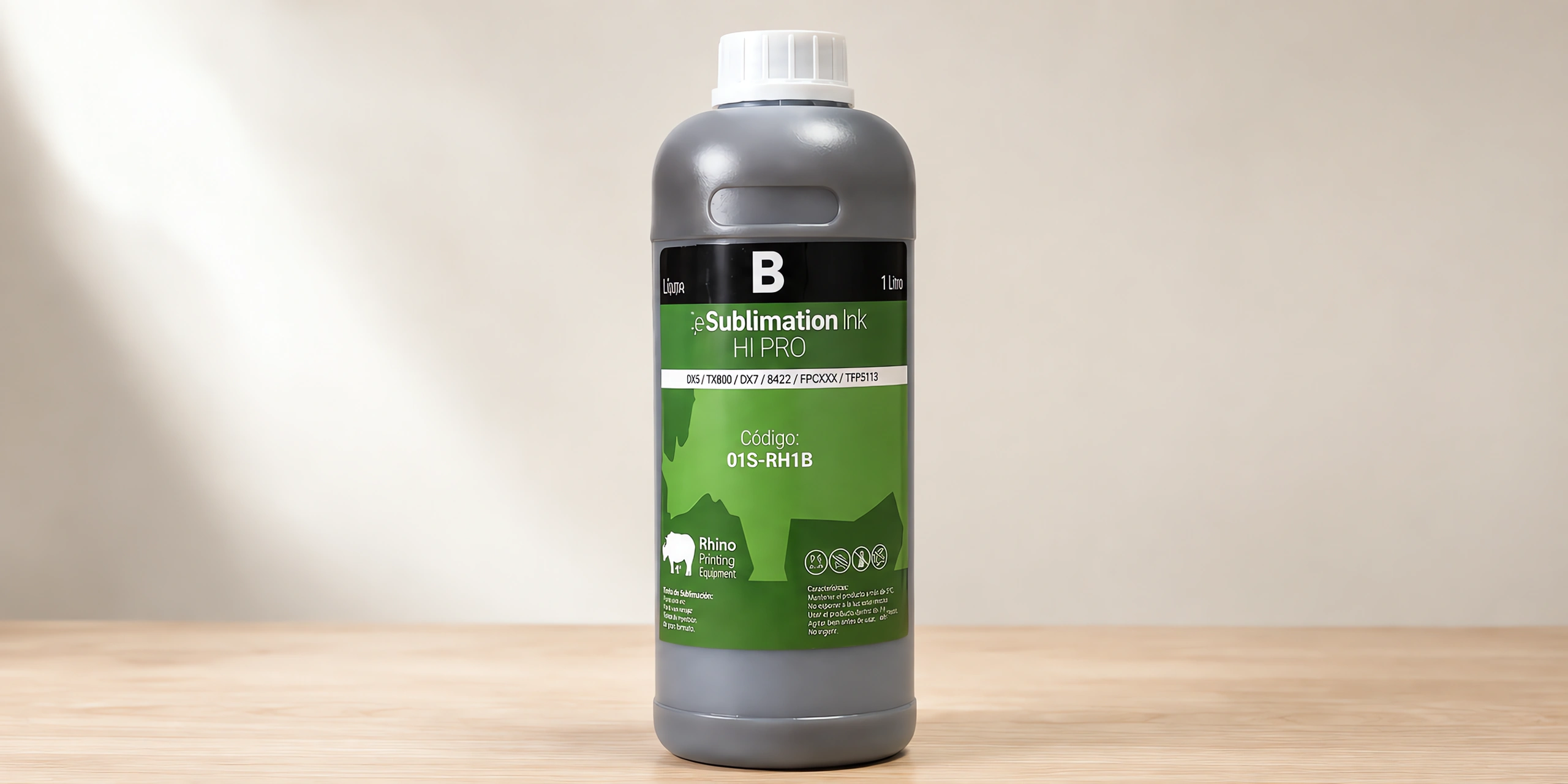 Tinta para sublimar de gran formato, línea Rhino en su envase negro, sobre la mesa de trabajo