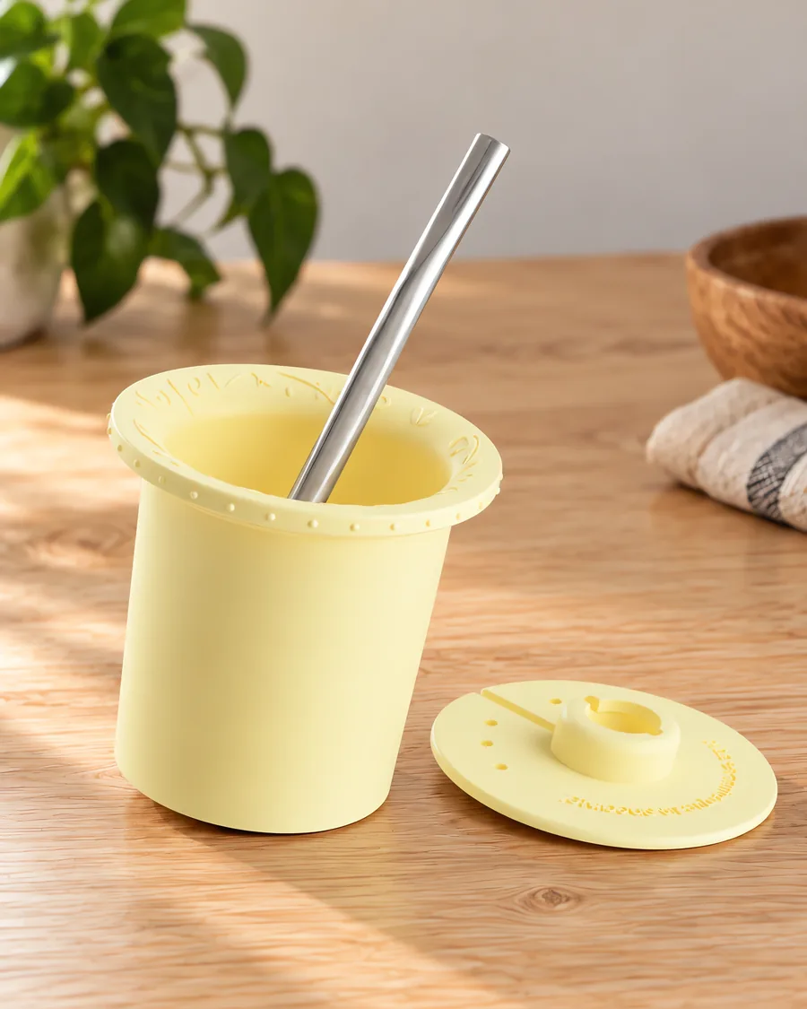 Parte interna de mate amarillo limón, con su bombilla y su disco