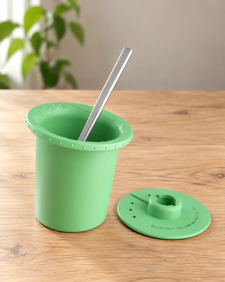 Parte interna de mate verde manzana, con su bombilla y su disco