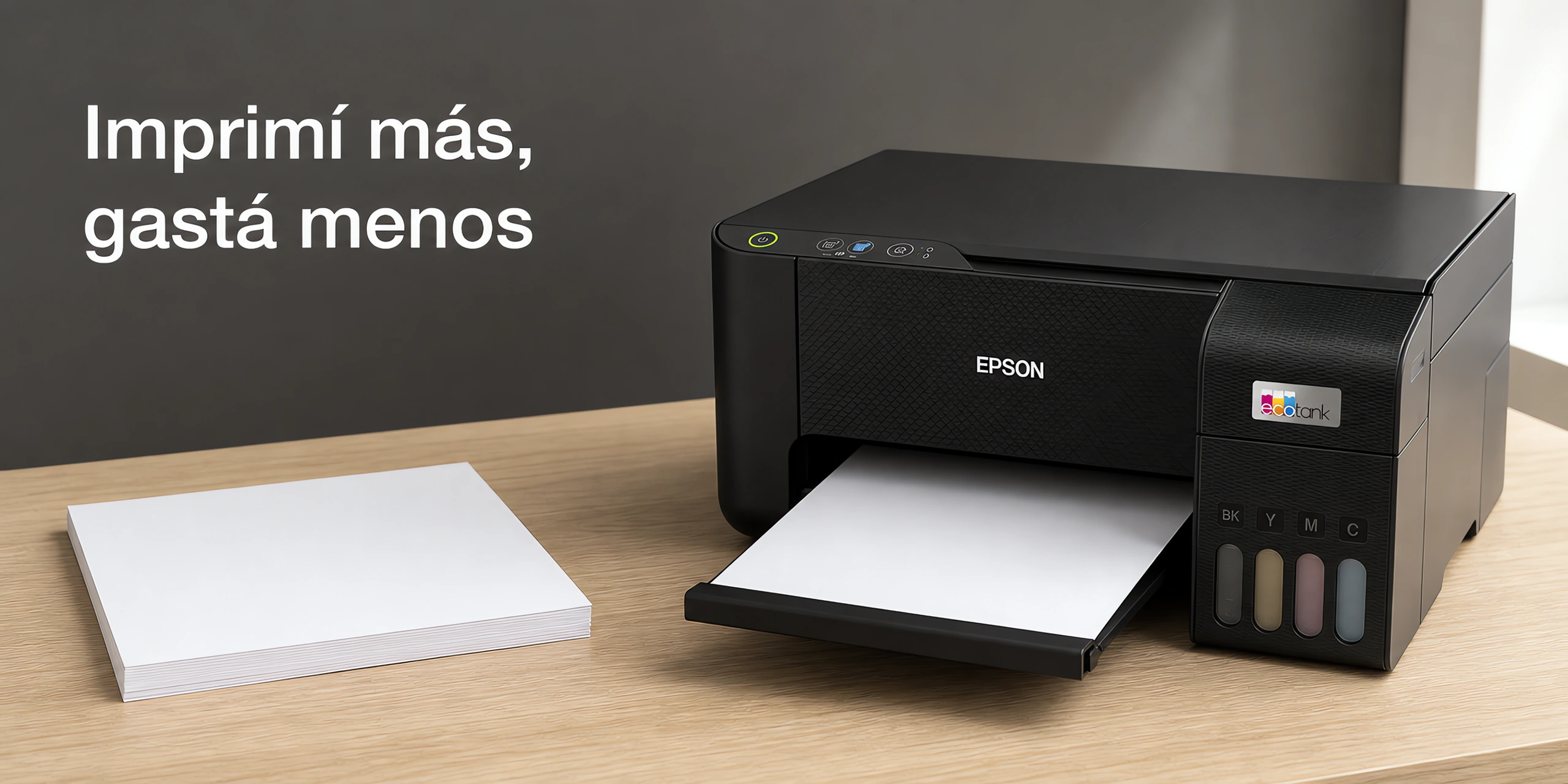Impresora Epson L3210 sobre un escritorio de roble claro en una oficina luminosa.