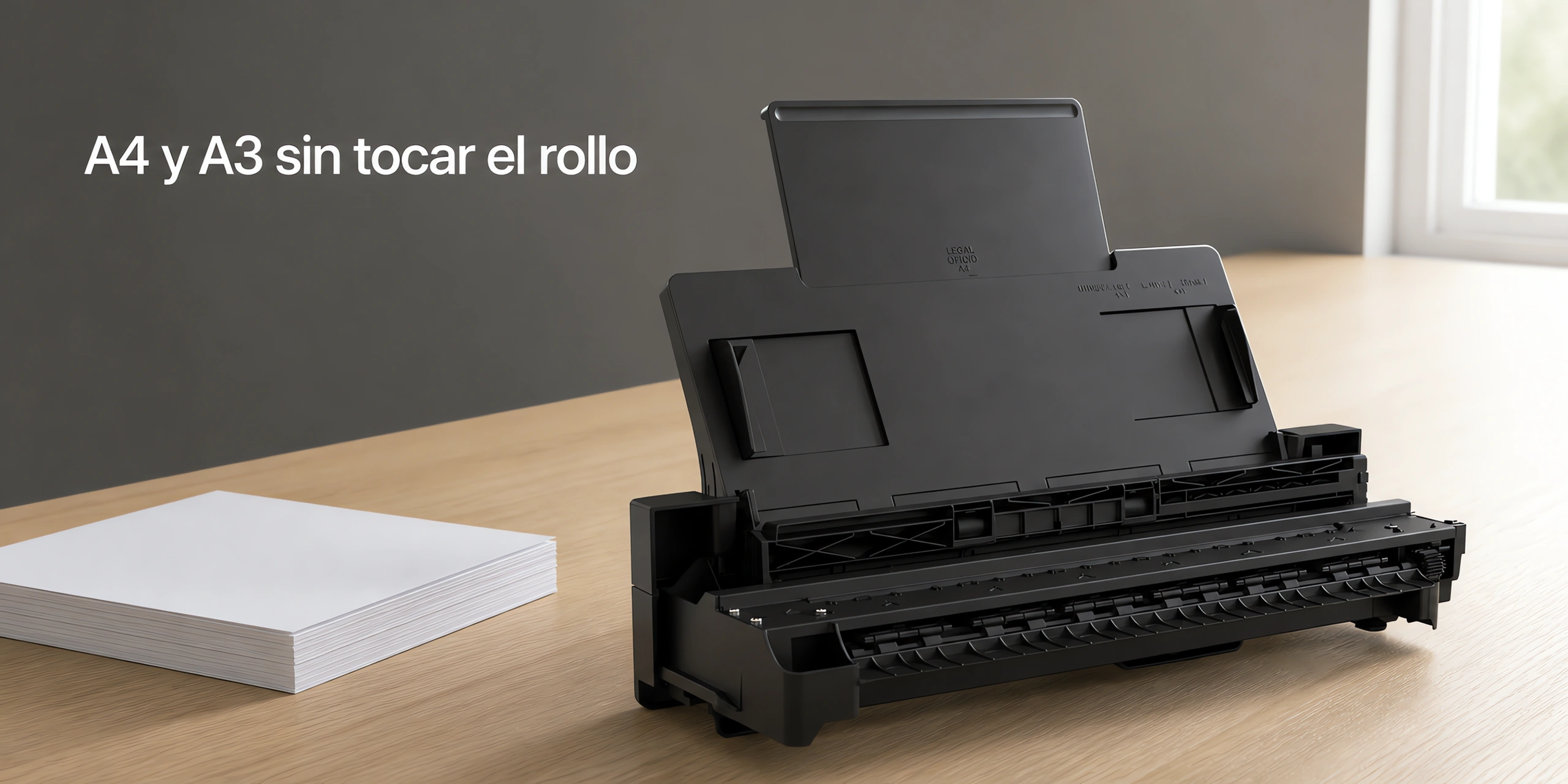 Accesorio Alimentador automático de hojas HP sobre un escritorio de roble claro en una oficina luminosa.